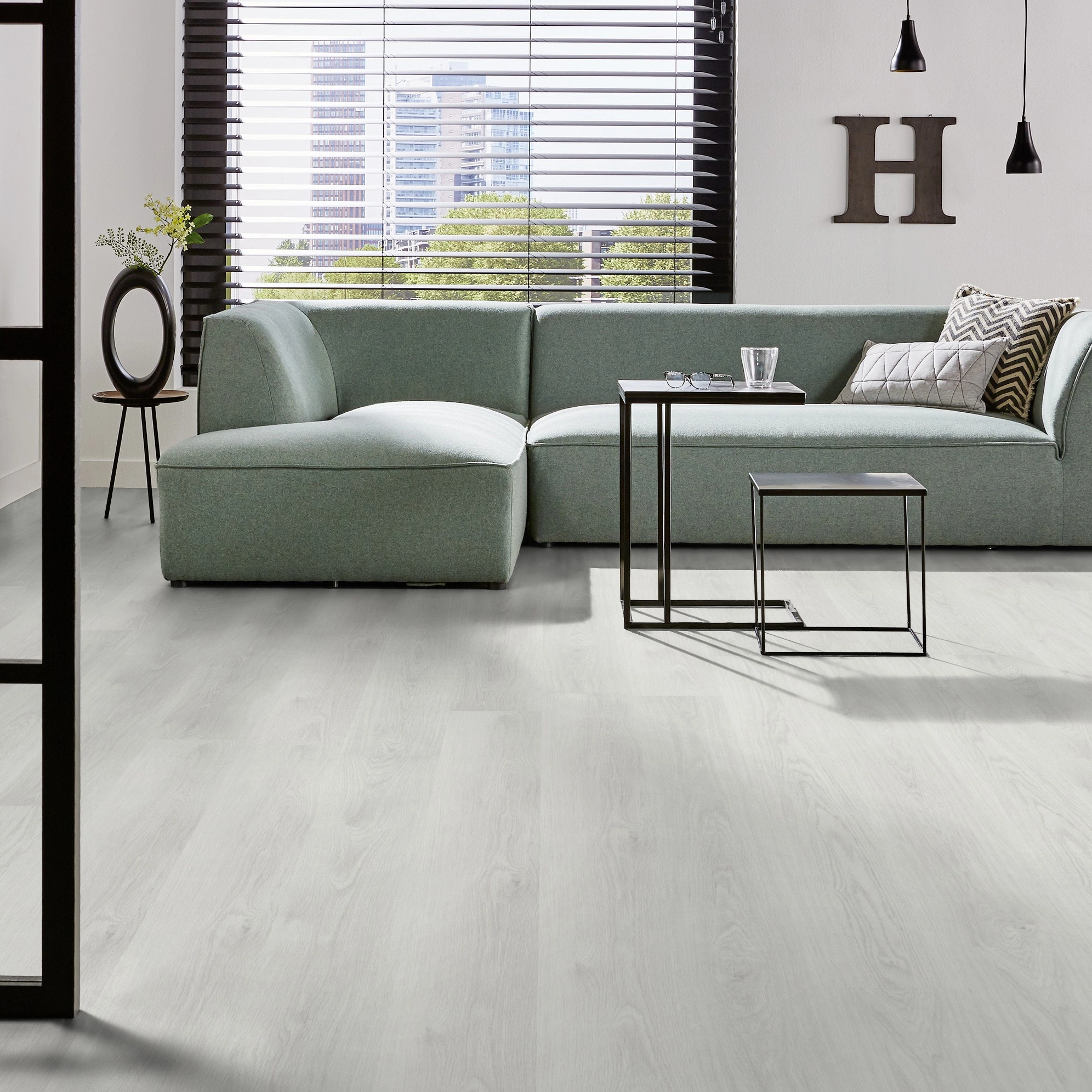 Milieubild Modernes Wohnzimmer mit mintgrünem Sofa - Forbo Flooring Klebe-Vinyl Enduro Dryback Wood White Oak Milieubild Modernes Wohnzimmer mit mintgrünem Sofa - Forbo Flooring 217621
