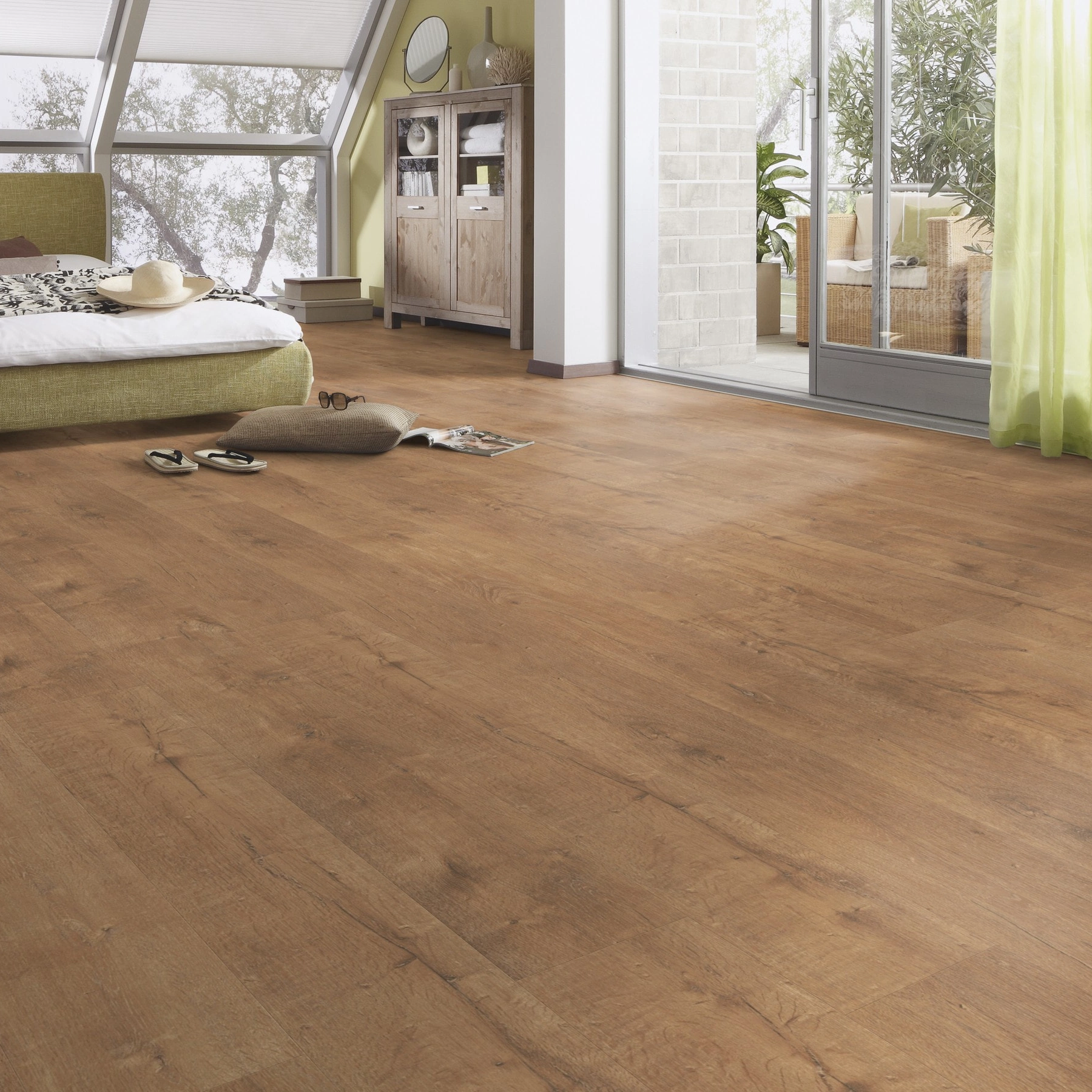 Milieubild Schlafzimmer im modernen Dachgeschoss - MEISTER Laminat LD 55 Stieleiche natur Milieubild Schlafzimmer im modernen Dachgeschoss - MEISTER 600015-1288198-06952