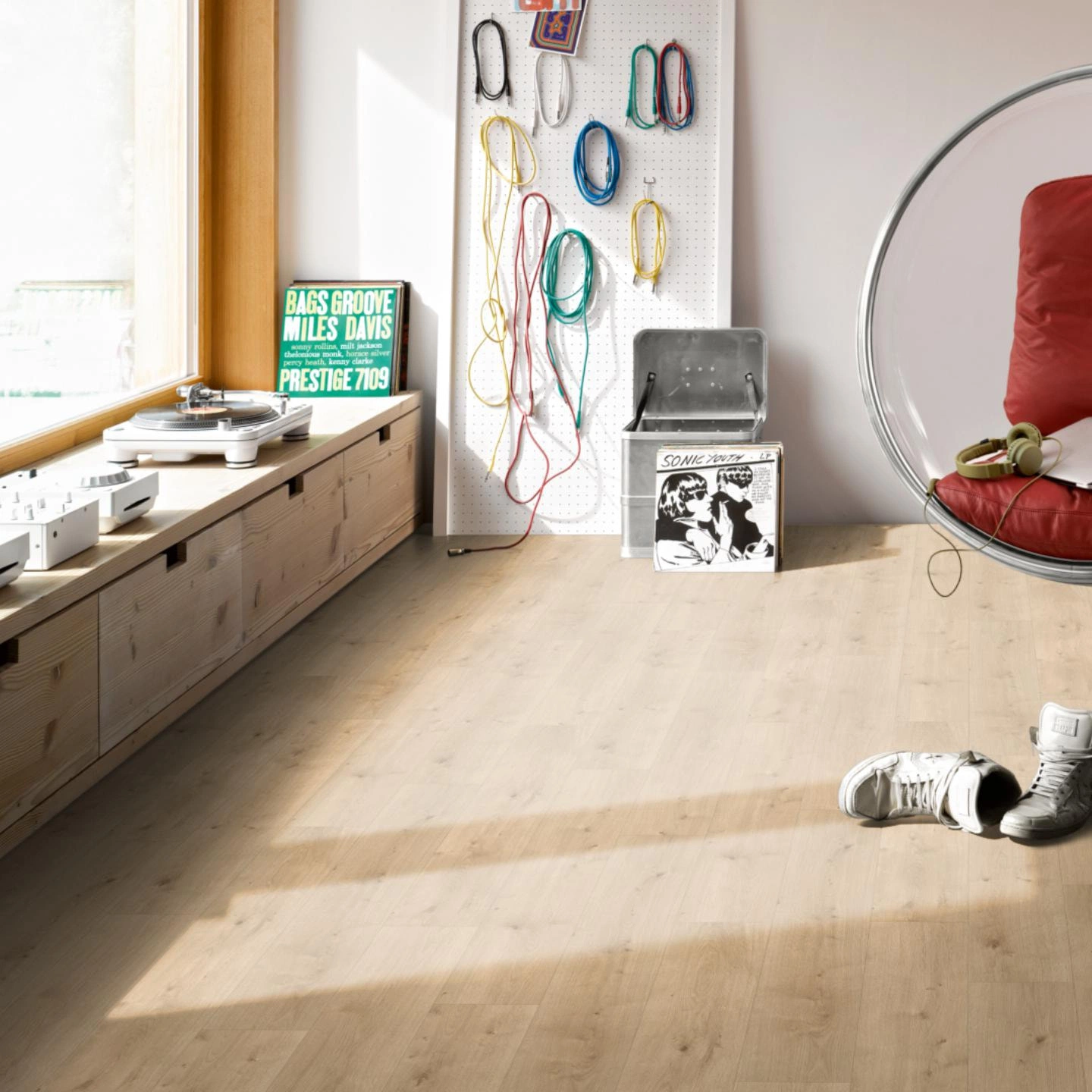 Milieubild Musikzimmer mit Plattenspieler - Parador HDF Klick-Designboden Modular ONE Eiche Pure hell Milieubild Musikzimmer mit Plattenspieler - Parador 1730767