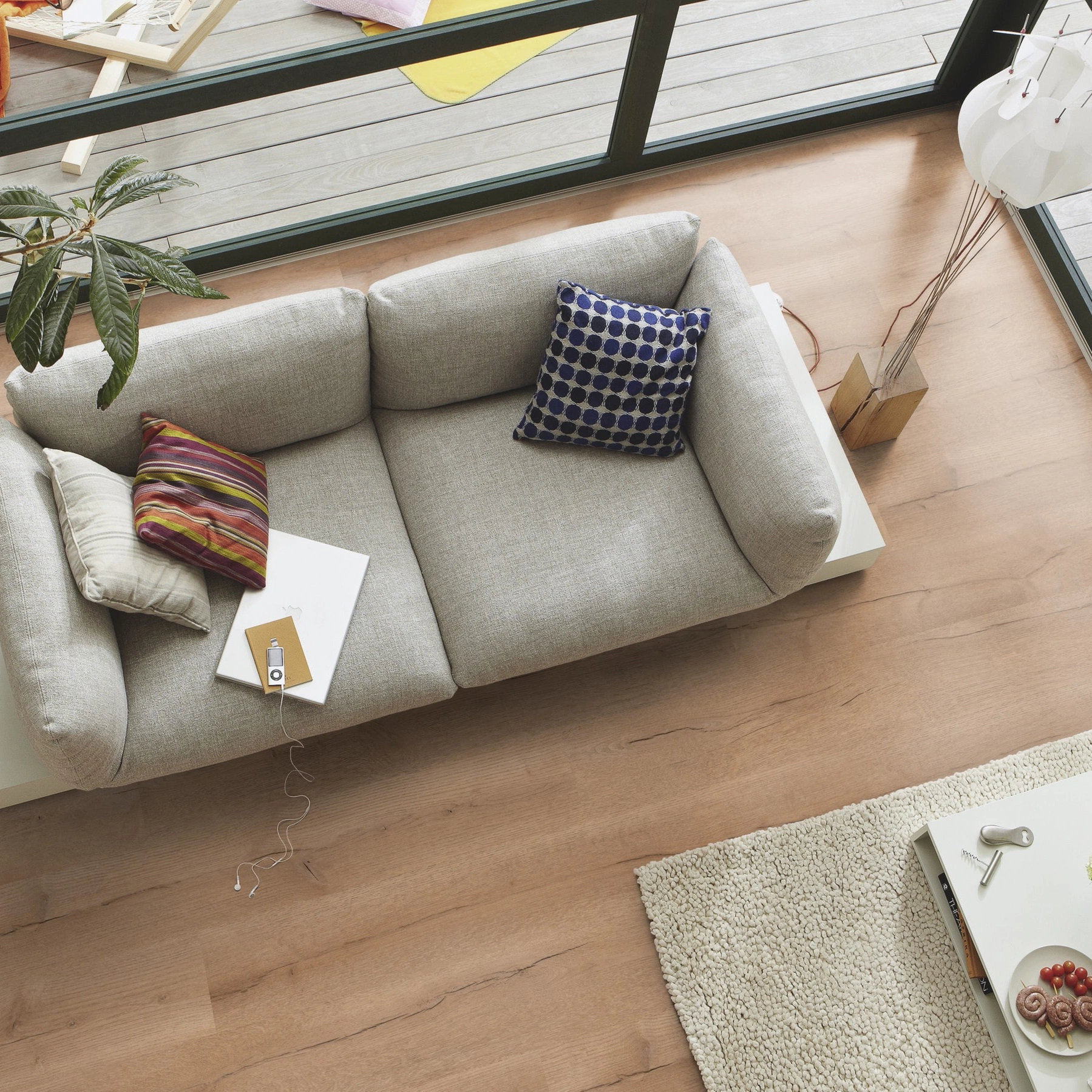Milieubild Wohnzimmer im Wintergarten - Blick von oben - MEISTER Laminat LC 55 Nevado Oak Milieubild Wohnzimmer im Wintergarten - Blick von oben - MEISTER 600012-1288198-07147