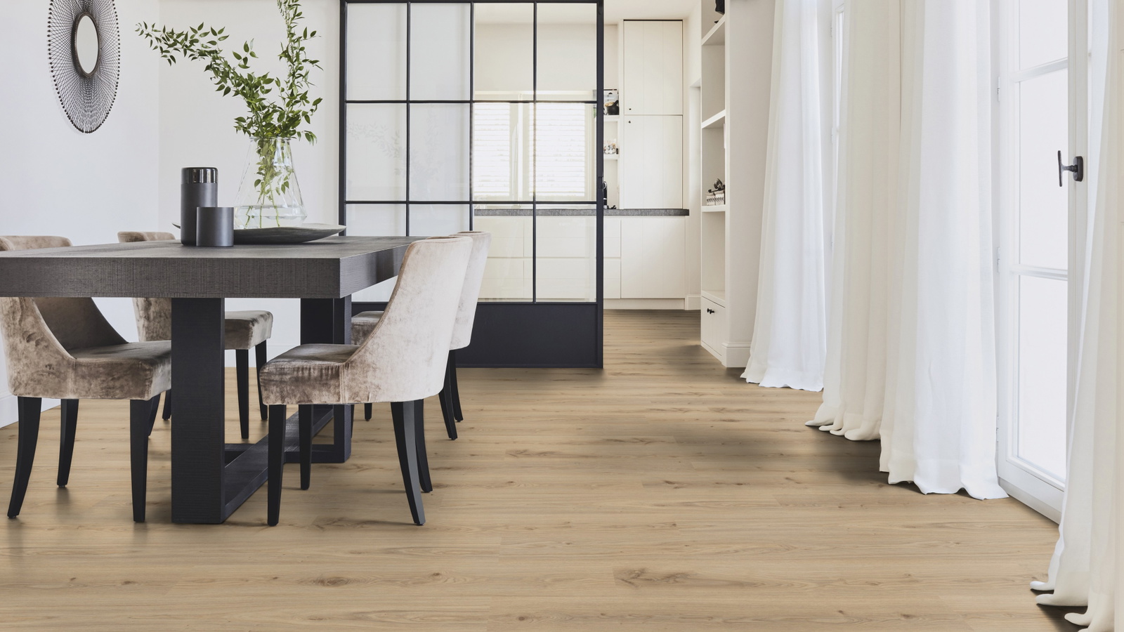 Milieubild Modernes Esszimmer mit Glas-Schiebetür - Tarkett 260055004
