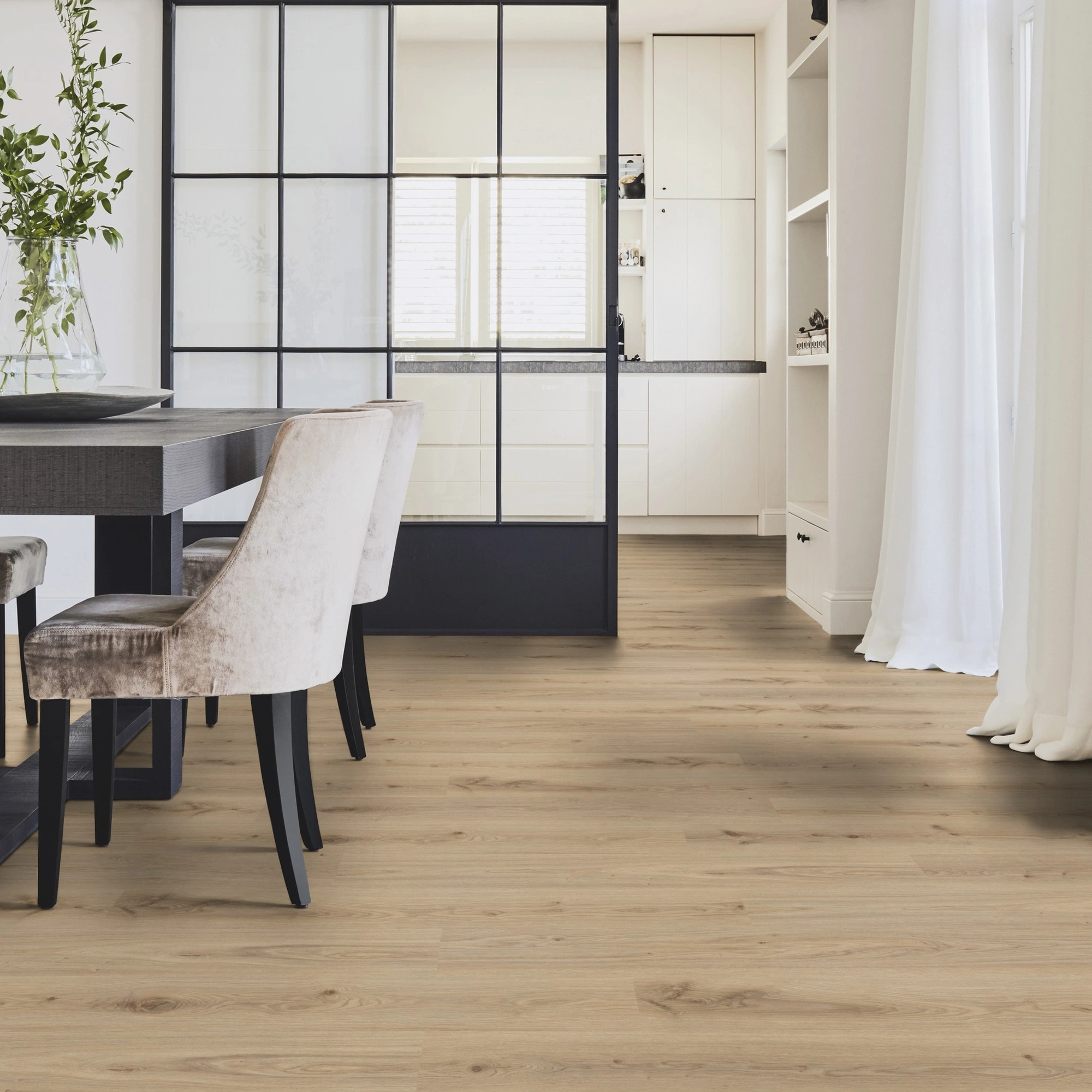 Milieubild Modernes Esszimmer mit Glas-Schiebetür - Tarkett Klebe-Vinyl Essence 30 Primary Oak Natural Milieubild Modernes Esszimmer mit Glas-Schiebetür - Tarkett 260055004