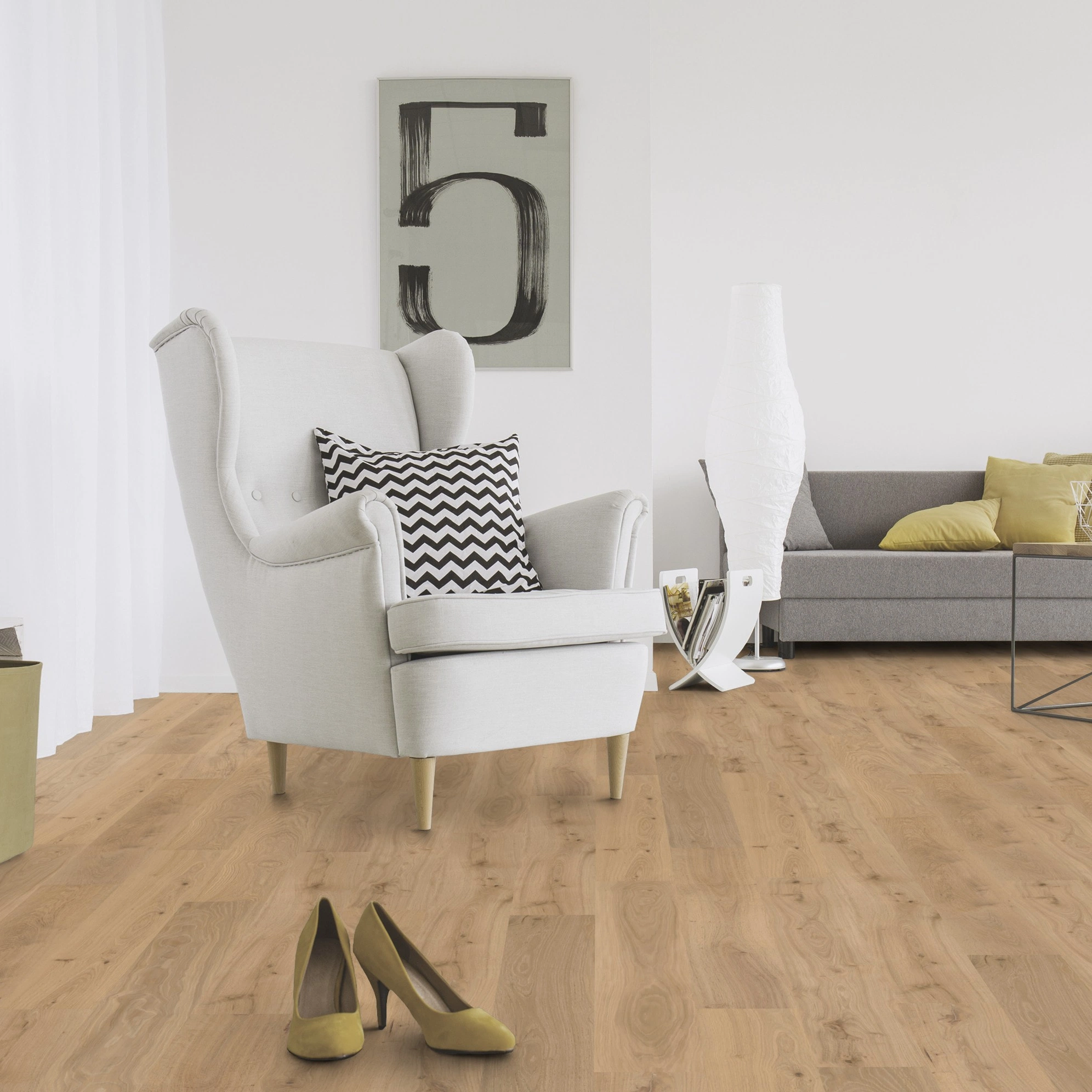 Milieubild Wohnzimmer mit Sessel und Sofa - Wicanders Wise HDF Klick-Designboden wood Natural Natural Oak Almond Milieubild Wohnzimmer mit Sessel und Sofa - Wicanders Wise 80003598