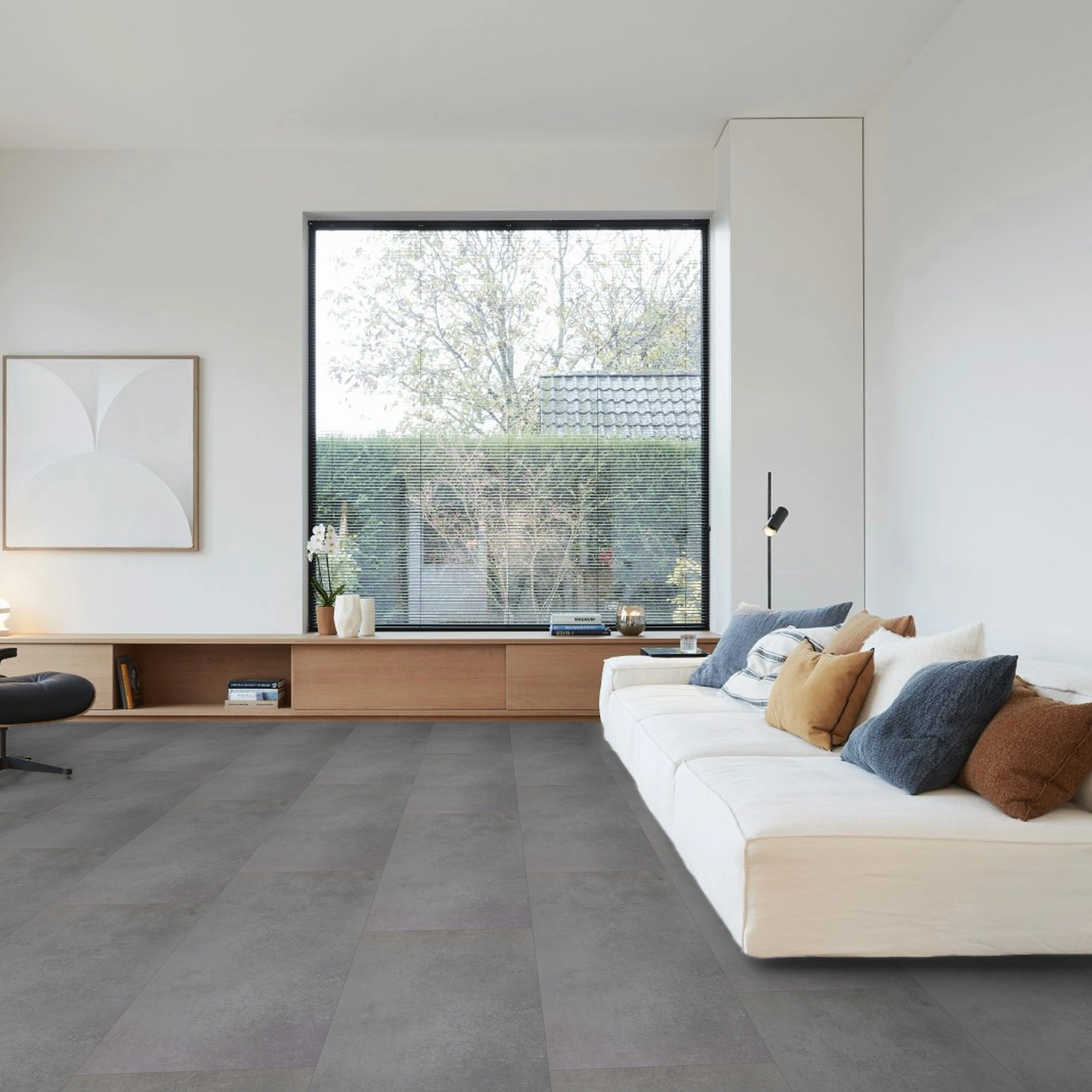Milieubild Großräumiges Wohnzimmer mit Couch - BerryAlloc Klebe-Vinyl Zenn Gluedown 55 Fuji Milieubild Großräumiges Wohnzimmer mit Couch - BerryAlloc 60002261