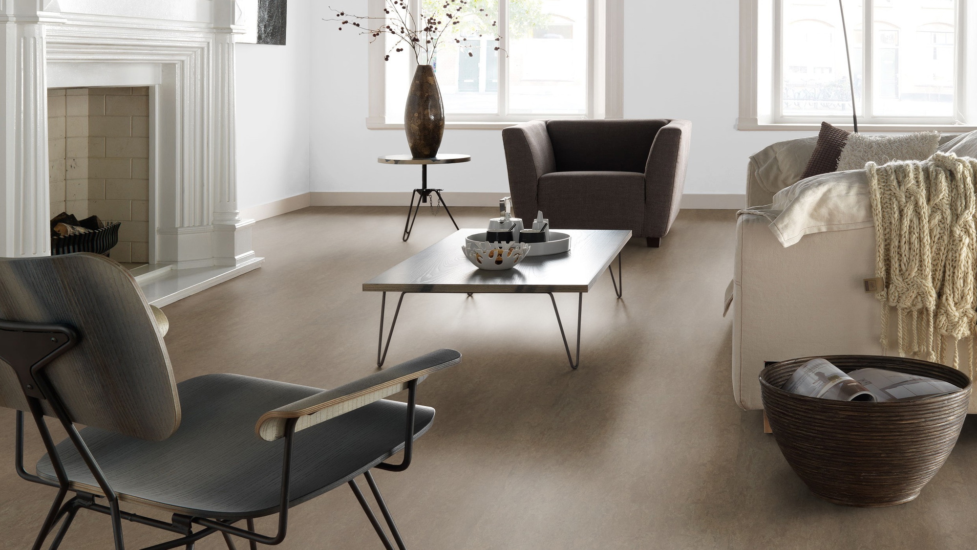 Milieubild Altbau-Wohnzimmer mit Kamin - Forbo Flooring Marmoleum Modular Neutral Clay Milieubild Altbau-Wohnzimmer mit Kamin - Forbo Flooring 255285