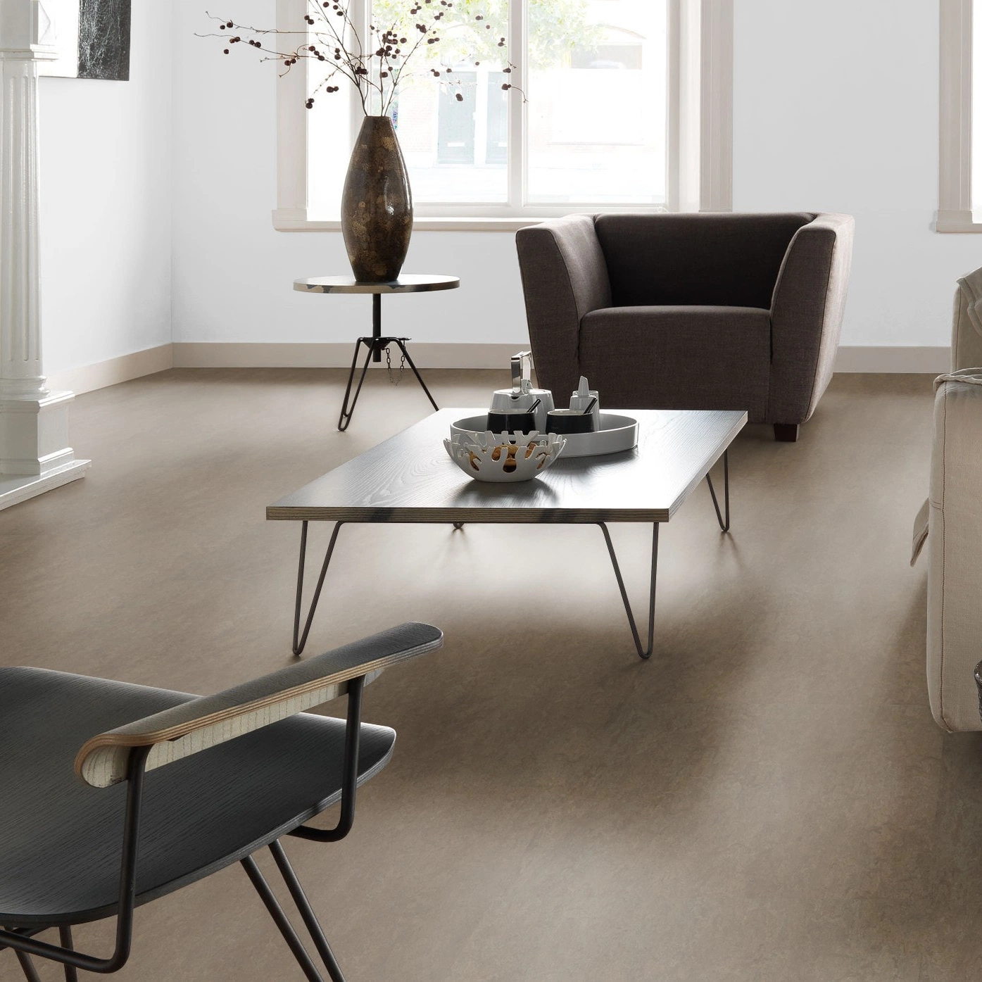 Milieubild Altbau-Wohnzimmer mit Kamin - Forbo Flooring Marmoleum Modular Neutral Clay Milieubild Altbau-Wohnzimmer mit Kamin - Forbo Flooring 255285