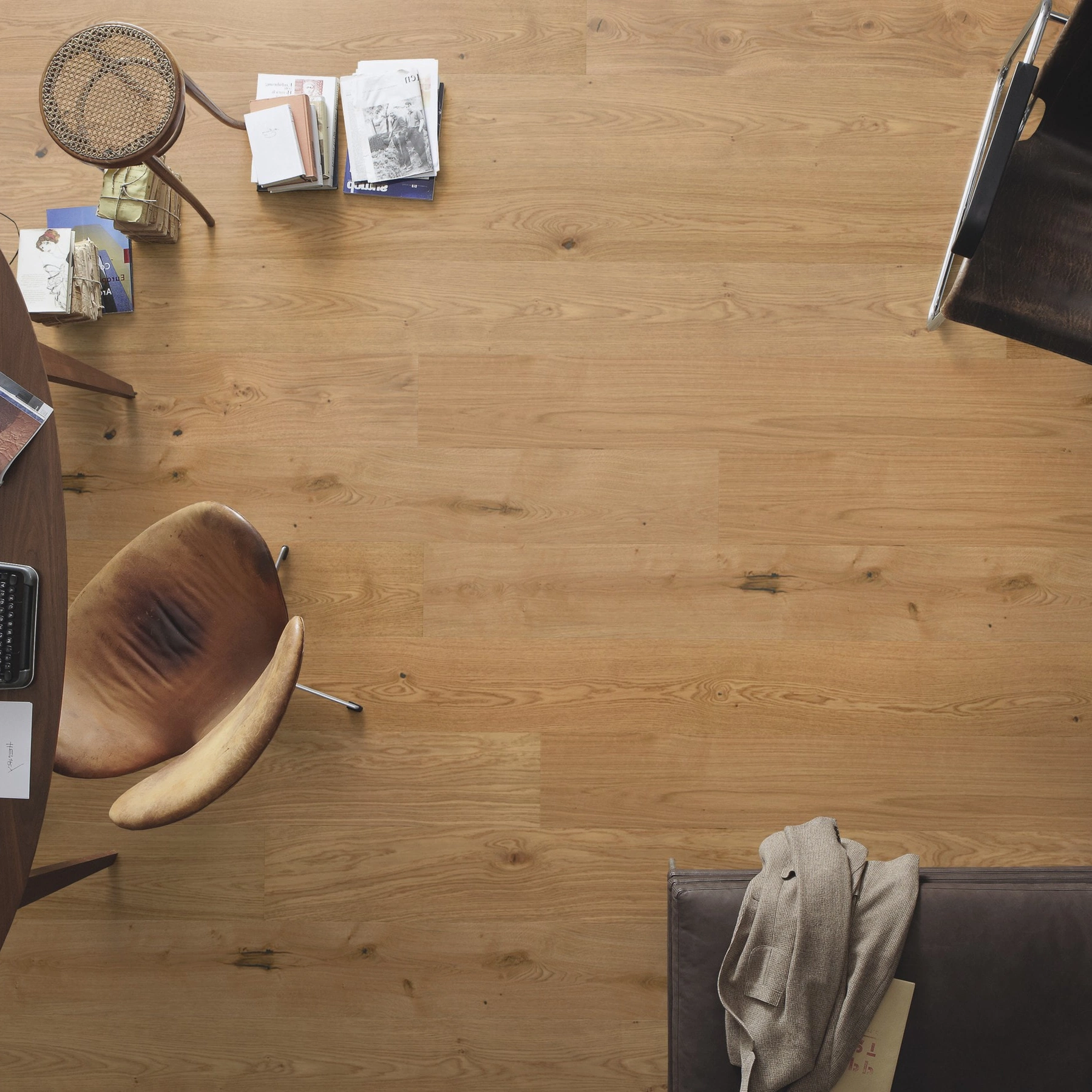 Milieubild Büro mit ovalem Tisch - Draufsicht - MEISTER Furnierboden HD 100 Natureflex Eiche authentic Milieubild Büro mit ovalem Tisch - Draufsicht - MEISTER 500139-2200210-20017