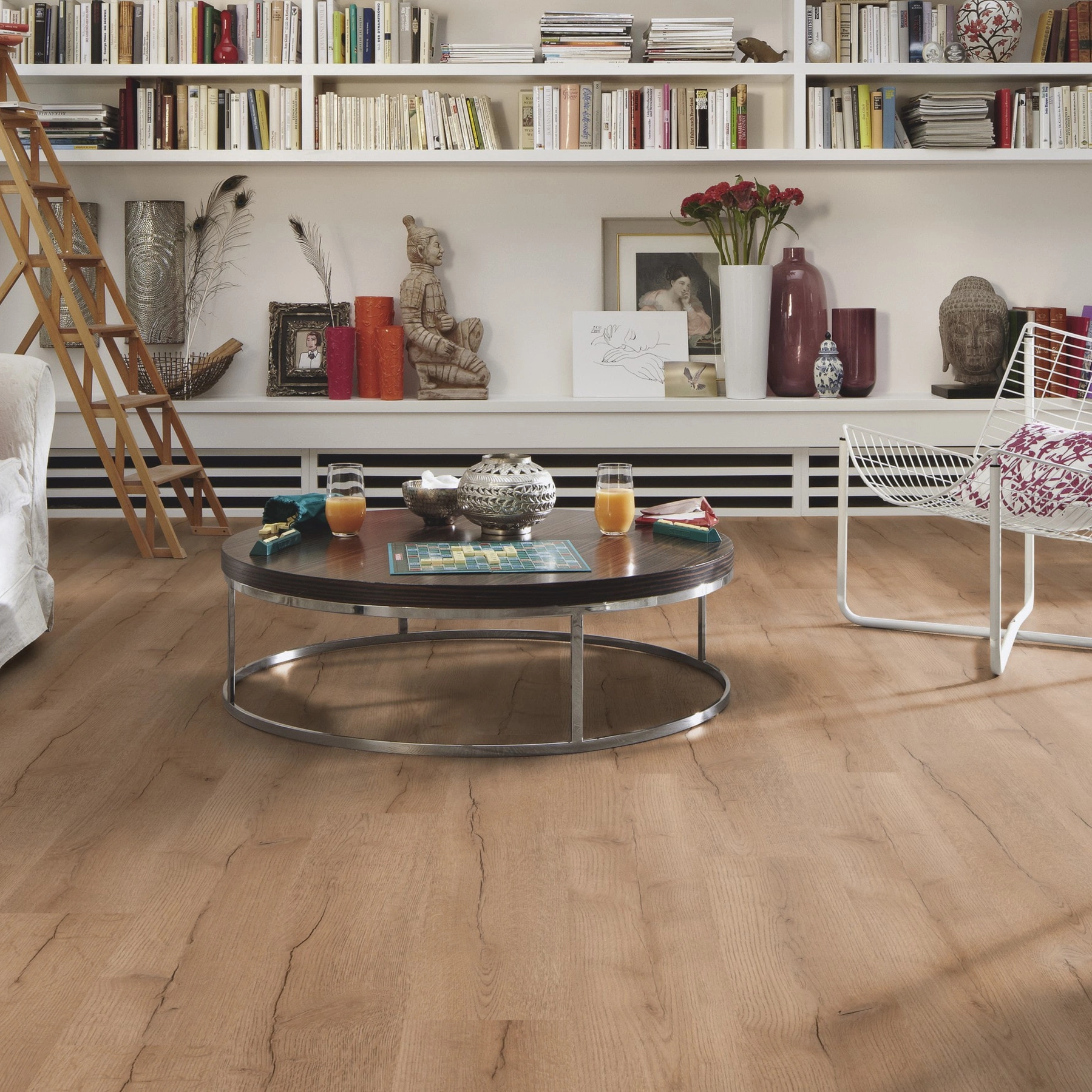 Milieubild Wohnzimmer mit großem Bücherregal - MEISTER Laminat LC 55 Nevado Oak Milieubild Wohnzimmer mit großem Bücherregal - MEISTER 600012-1288198-07147