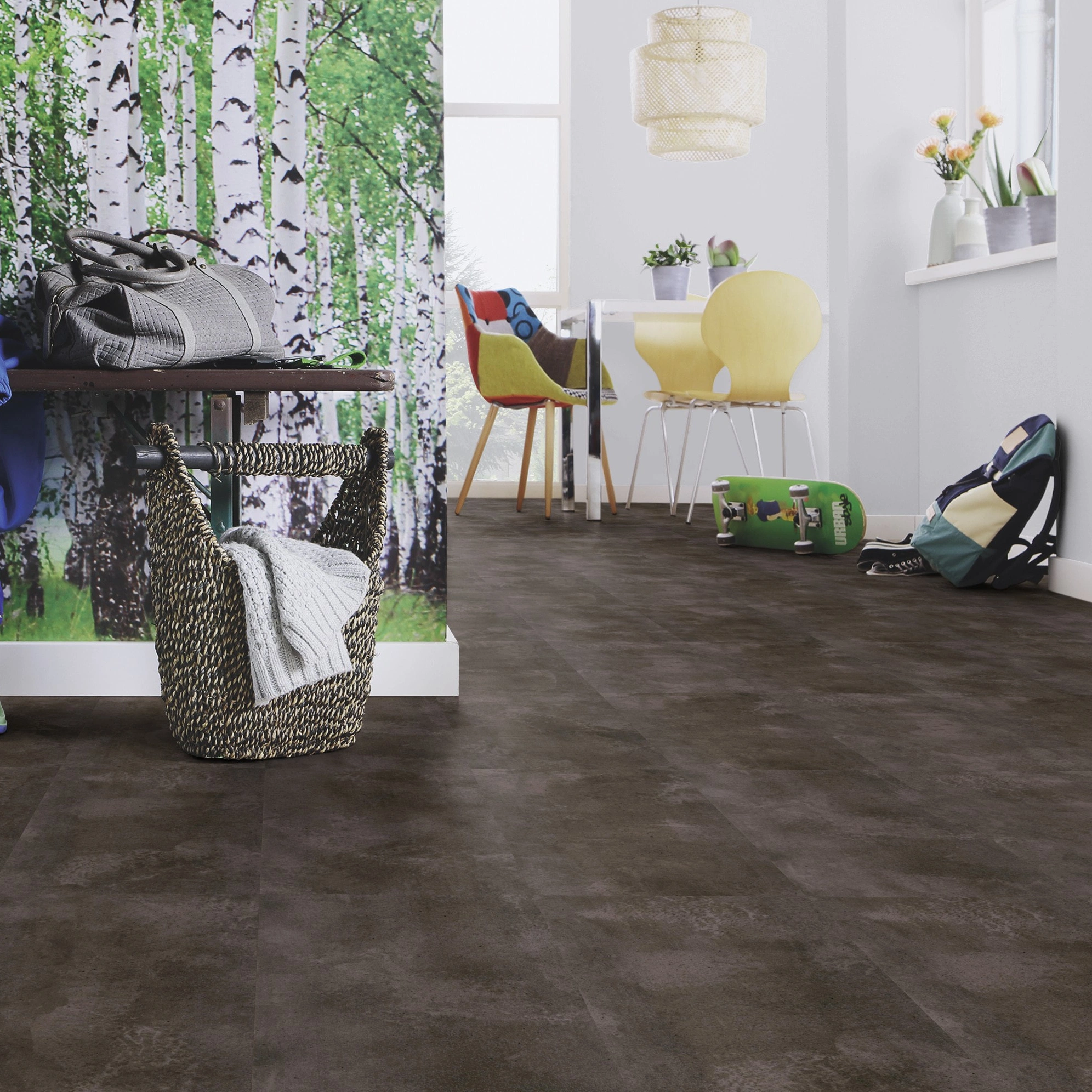 Milieubild Esszimmer mit Flur und Sitzbank - wineo HDF Klick-Bioboden PURLINE wineo 1000 stone L Urban Concrete Dark Milieubild Esszimmer mit Flur und Sitzbank - wineo MLP320R