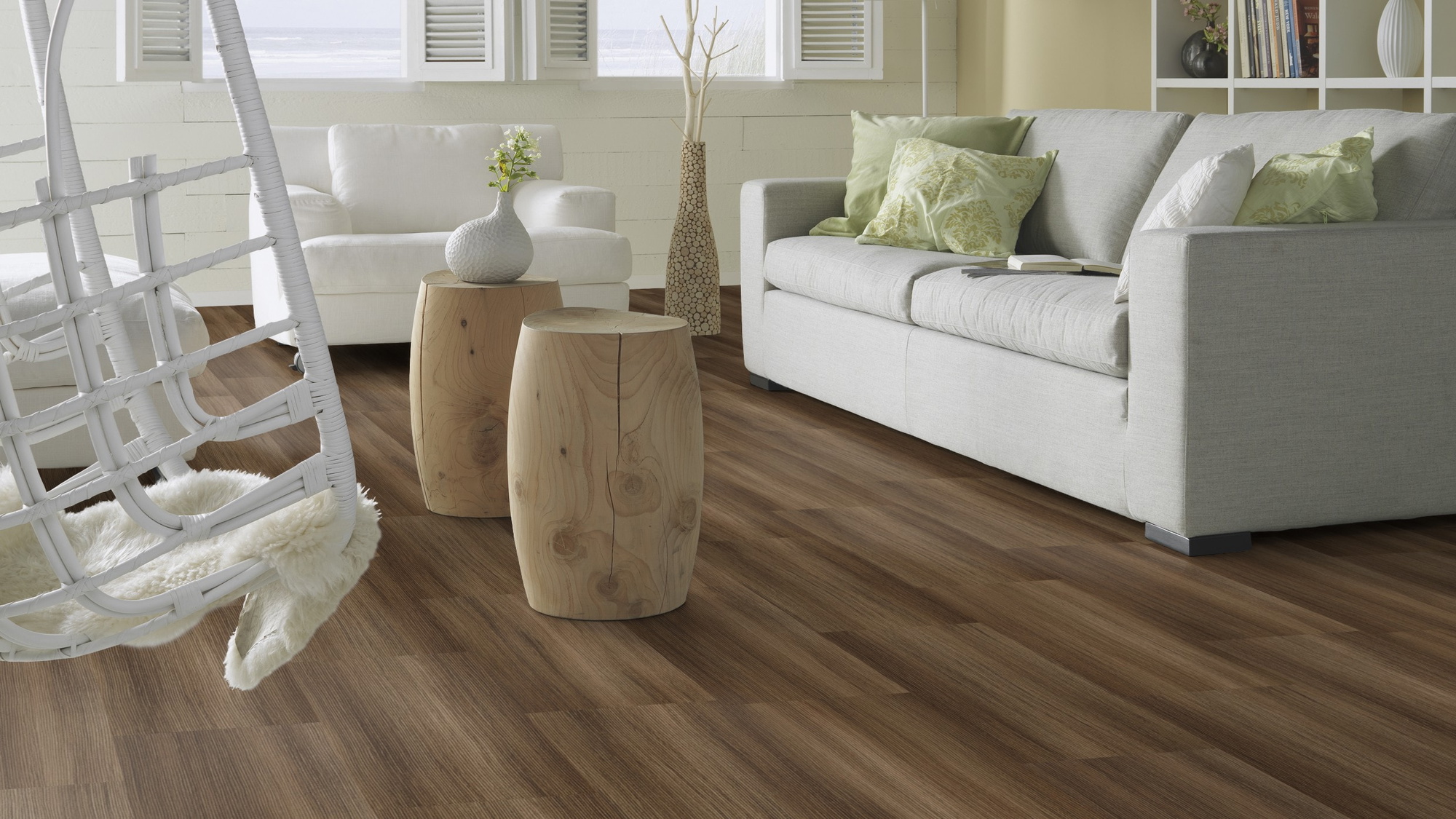 Milieubild Modernes, freundliches Wohnzimmer mit Sofa - Forbo Flooring Klebe-Vinyl Allura Dryback 0.55 Wood Natural Twine Milieubild Modernes, freundliches Wohnzimmer mit Sofa - Forbo Flooring 243635