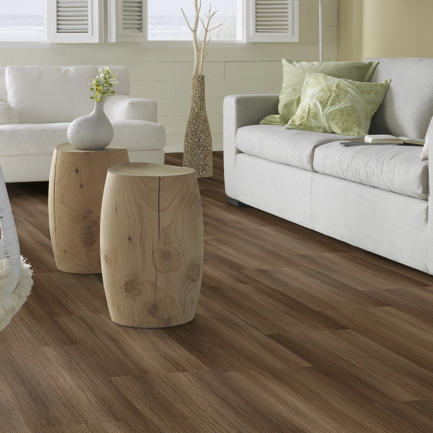Milieubild Modernes, freundliches Wohnzimmer mit Sofa - Forbo Flooring Klebe-Vinyl Allura Dryback 0.55 Wood Natural Twine Milieubild Modernes, freundliches Wohnzimmer mit Sofa - Forbo Flooring 243635