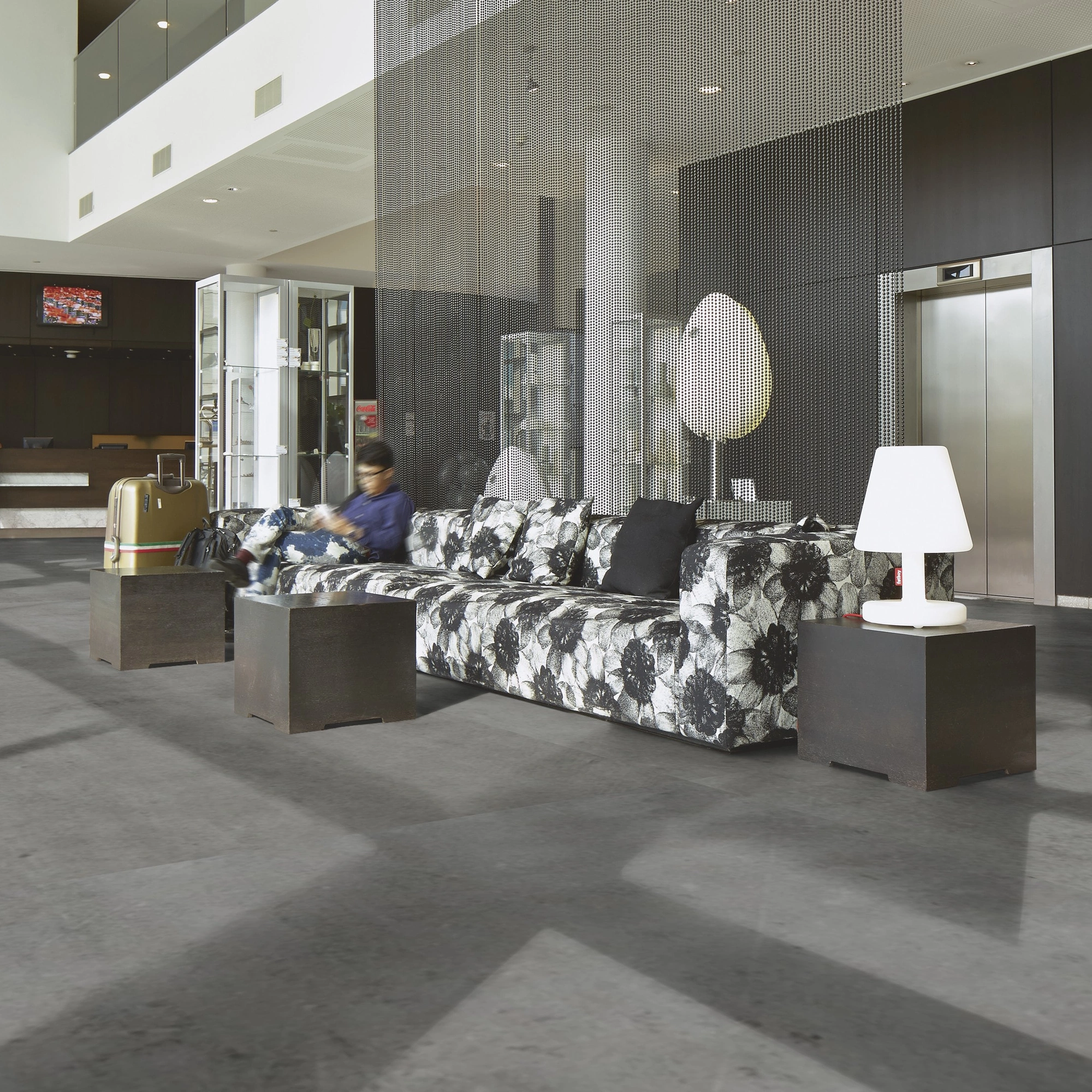 Milieubild Hotellobby mit Rezeption - Forbo Flooring Klebe-Vinyl Enduro Dryback Material Mid Concrete Milieubild Hotellobby mit Rezeption - Forbo Flooring 217638