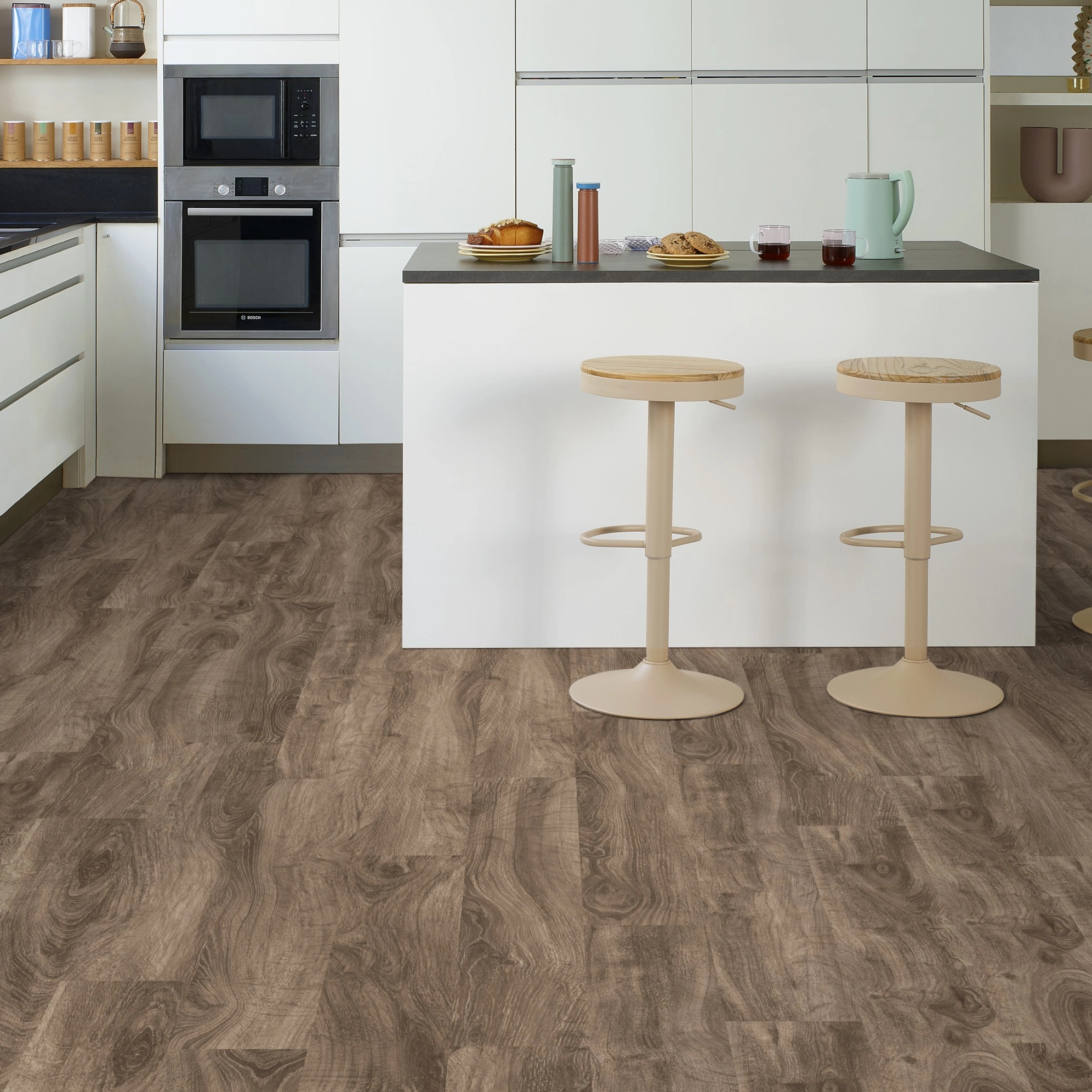 Milieubild Moderne Küche mit Küchenblock - Tarkett Klebe-Vinyl iD Inspiration 30 CLASSICS English Oak Brown Milieubild Moderne Küche mit Küchenblock - Tarkett 24524009