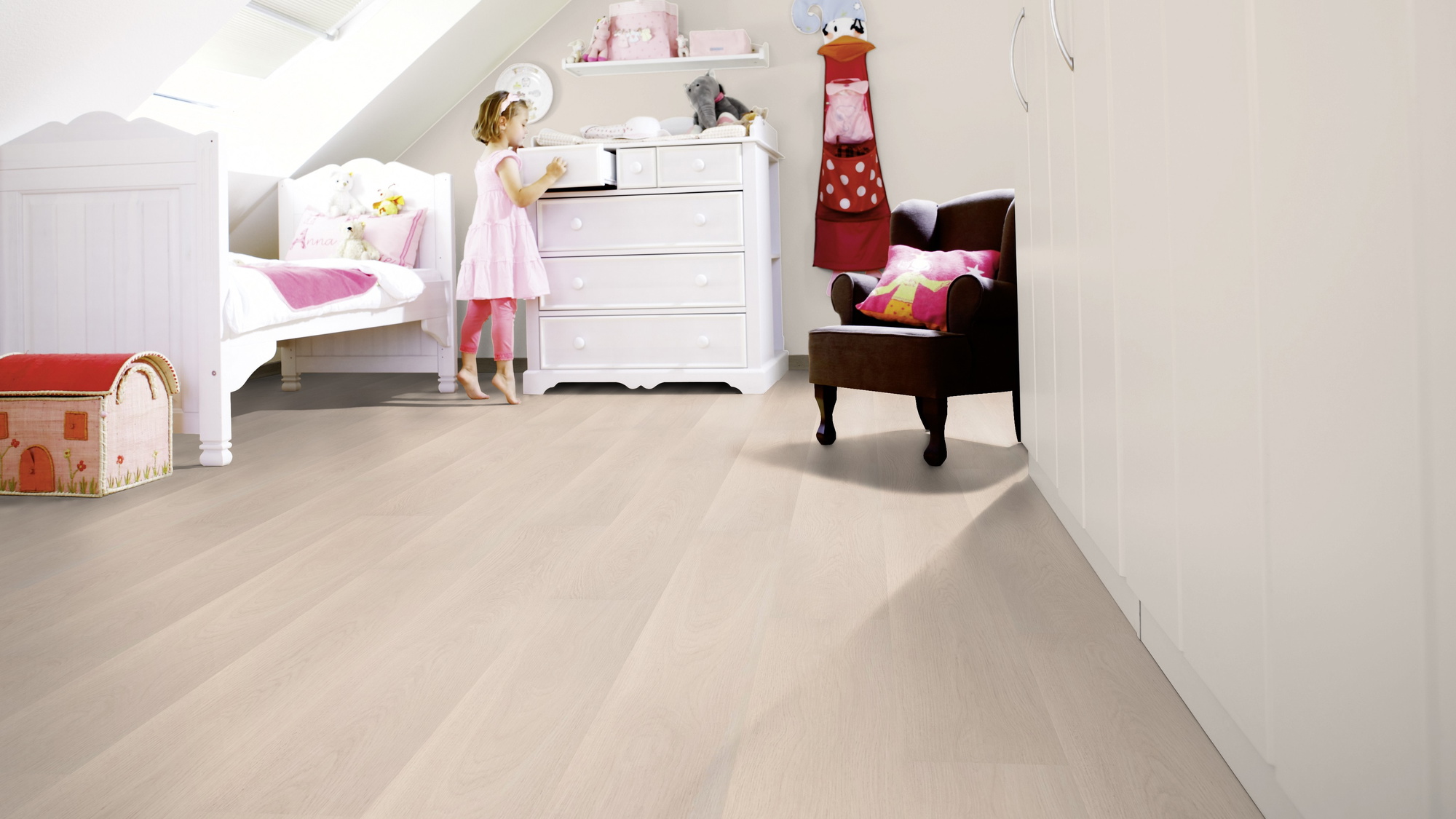 Milieubild Kinderzimmer mit weißer Kommode - wineo HDF Klick-Bioboden PURLINE wineo 1000 wood L Soft Oak Salt Milieubild Kinderzimmer mit weißer Kommode - wineo MLP295R