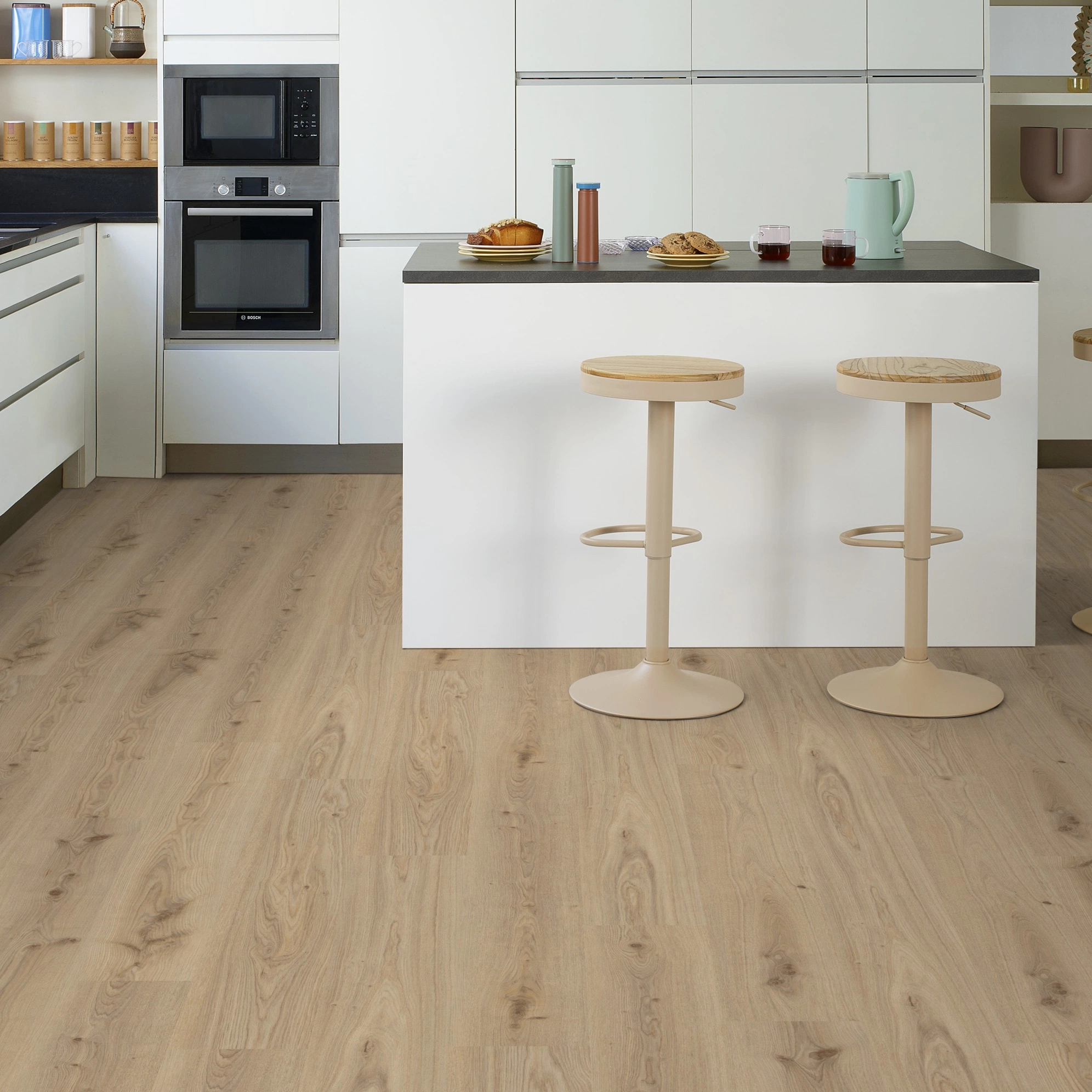 Milieubild Moderne Küche mit Küchenblock - Tarkett Klebe-Vinyl Essence 30 Primary Oak Natural Milieubild Moderne Küche mit Küchenblock - Tarkett 260055004