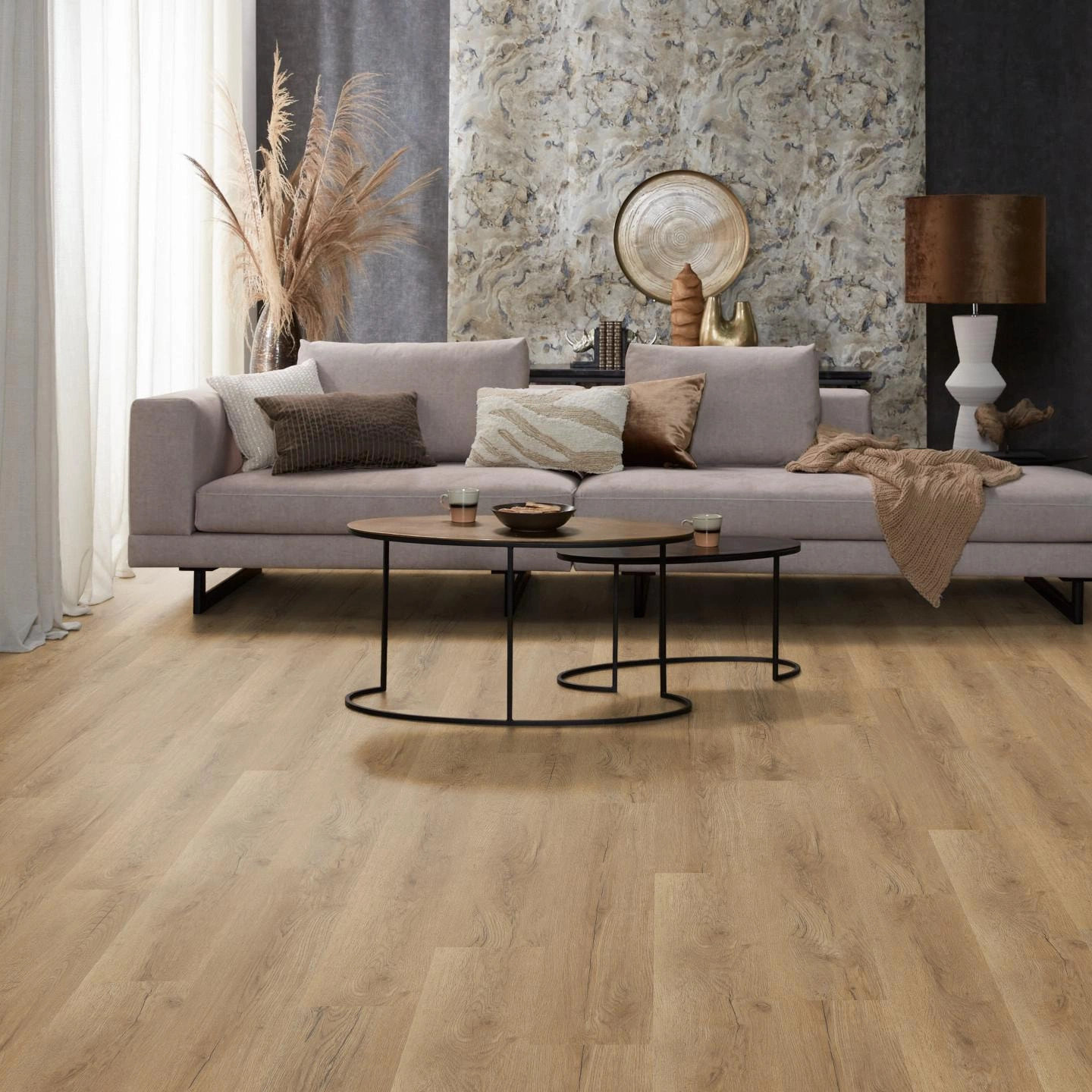 Milieubild Modernes, freundliches Wohnzimmer mit Sofa und Wandtapete - nexflor Rigid Klick-Vinyl Artemis Click Collection Messene Oak Milieubild Modernes, freundliches Wohnzimmer mit Sofa und Wandtapete - nexflor NXF-80055-002