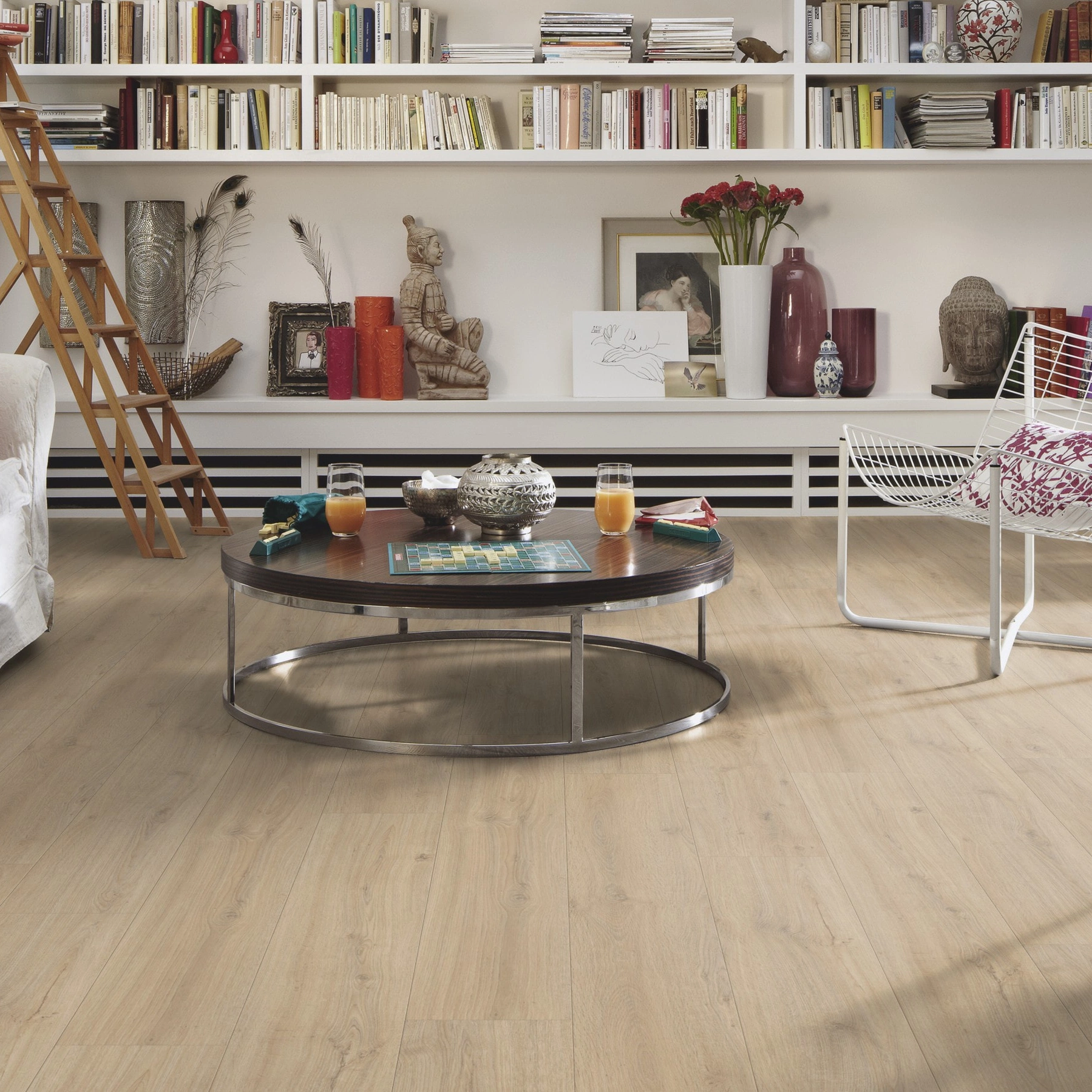 Milieubild Wohnzimmer mit großem Bücherregal - Meister Laminat LD 150 Felseneiche sand Milieubild Wohnzimmer mit großem Bücherregal - Meister 600017-1288198-07122