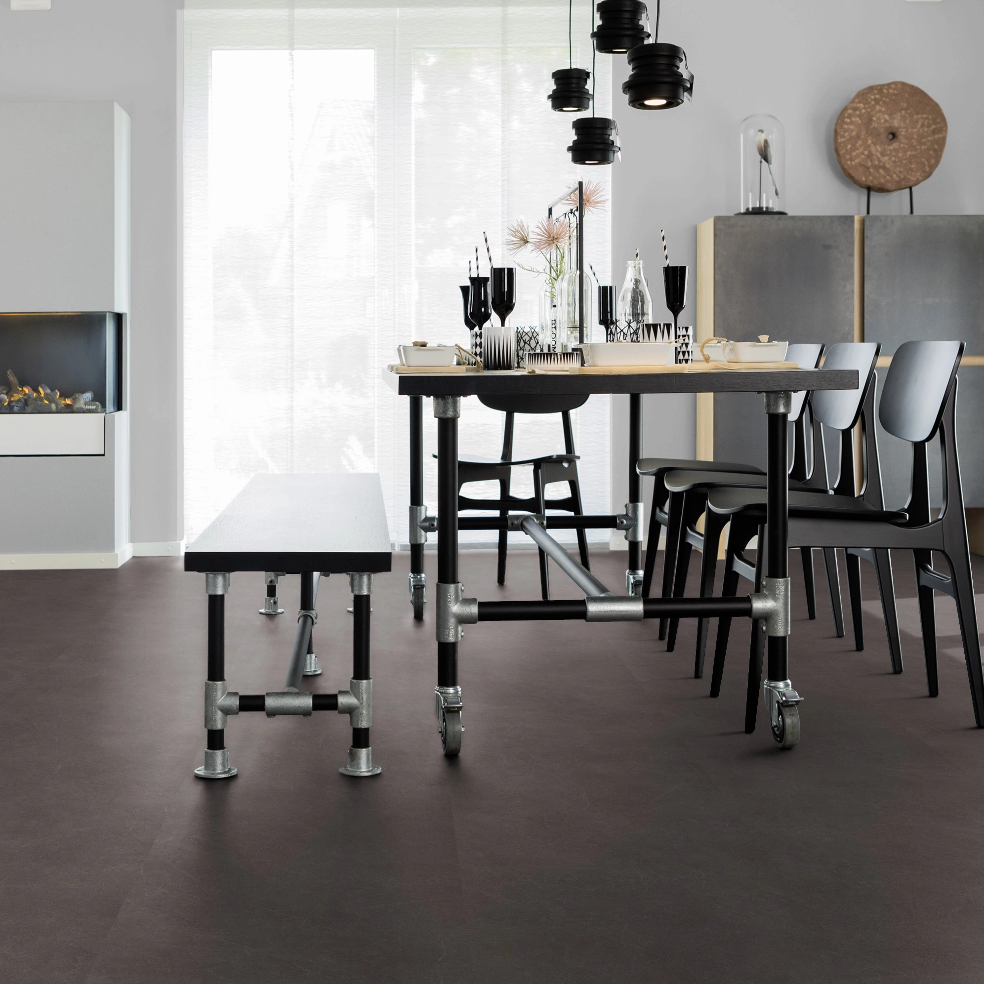Milieubild Esszimmer mit Kamin - wineo Klebe-Bioboden PURLINE wineo 1500 stone XL Modern Stone Dark Milieubild Esszimmer mit Kamin - wineo PL15403SXL