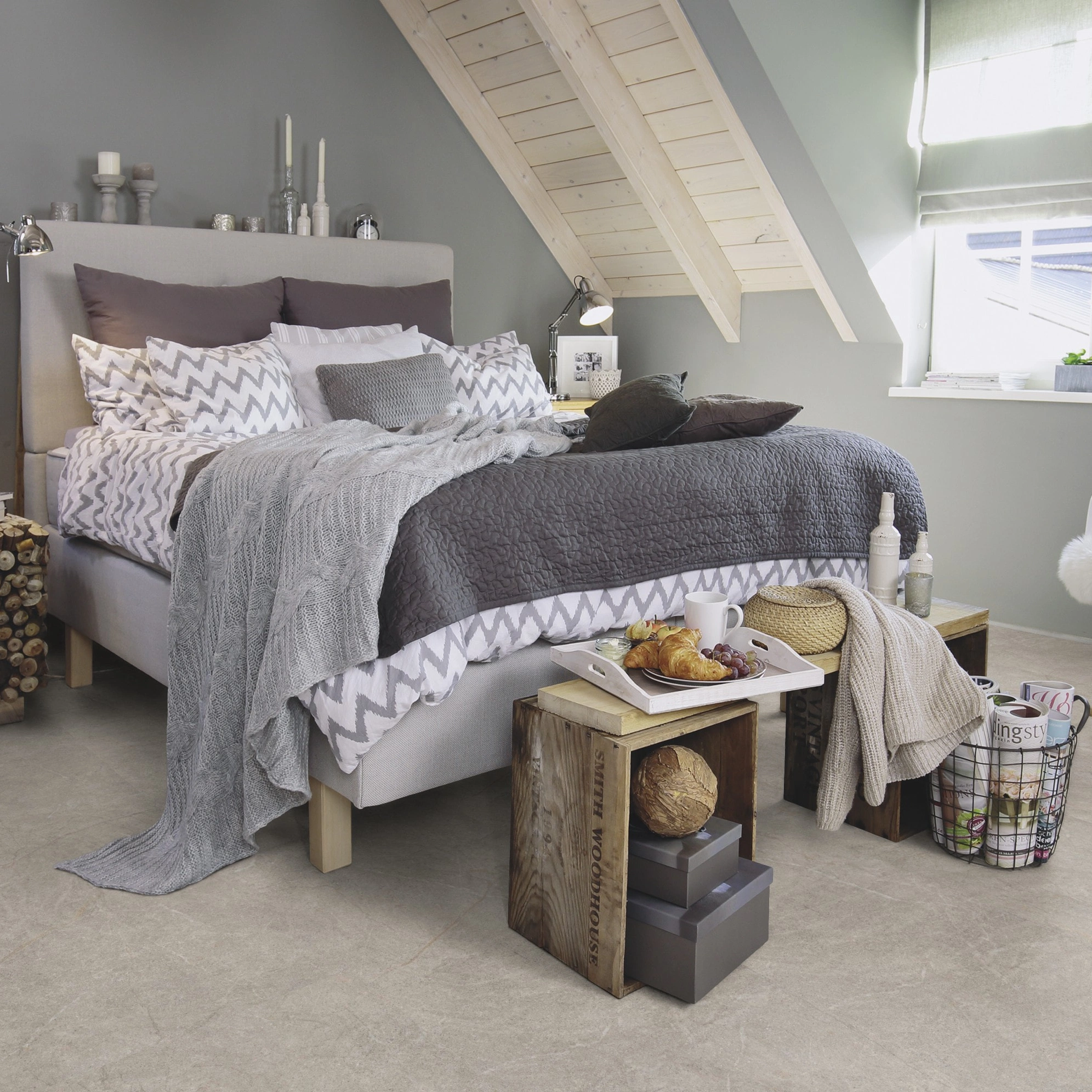 Milieubild Schlafzimmer im modernen Dachgeschoss - wineo Klebe-Bioboden PURLINE wineo 1500 stone XL Serene Marble Nature Milieubild Schlafzimmer im modernen Dachgeschoss - wineo PL15410SXL