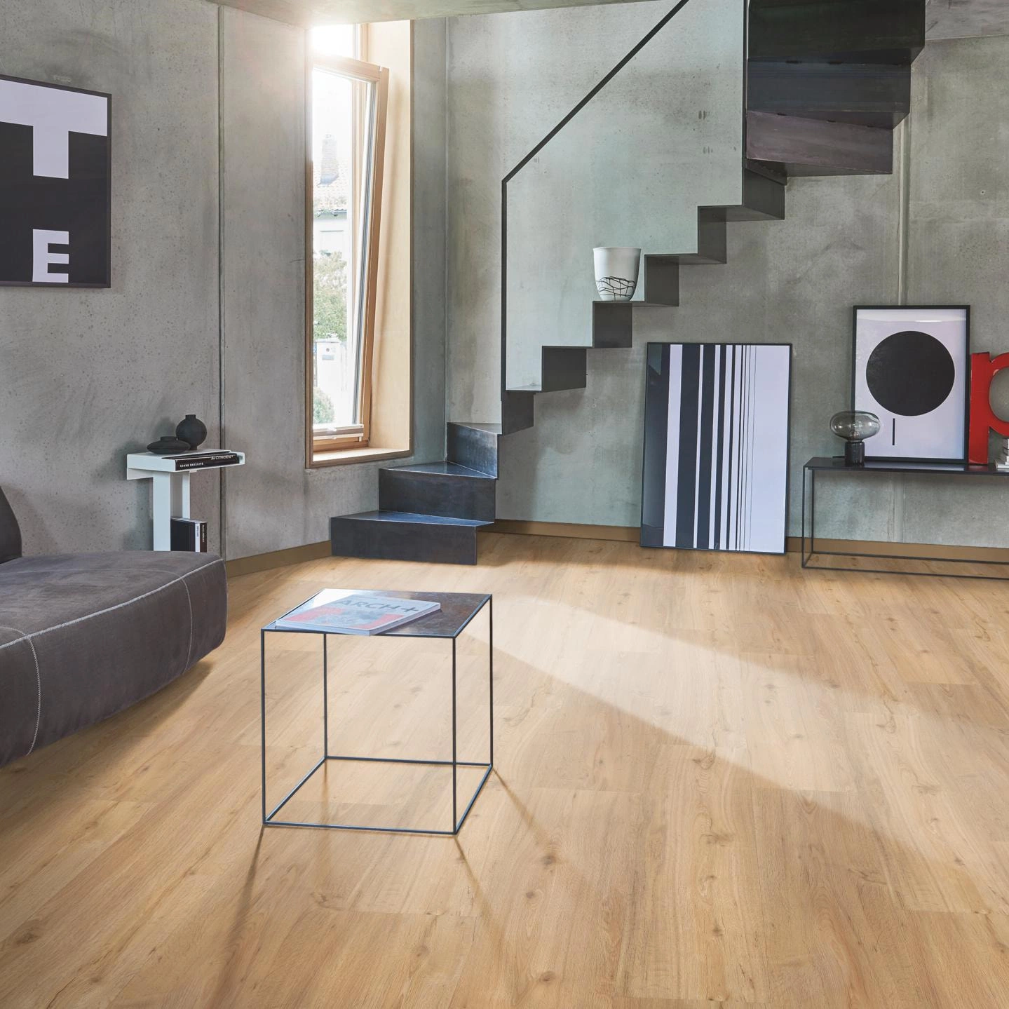 Milieubild Wohnzimmer im modernen Loft-Stil - Parador Klebe-Vinyl Classic 2025 Eiche natur Milieubild Wohnzimmer im modernen Loft-Stil - Parador 1748872