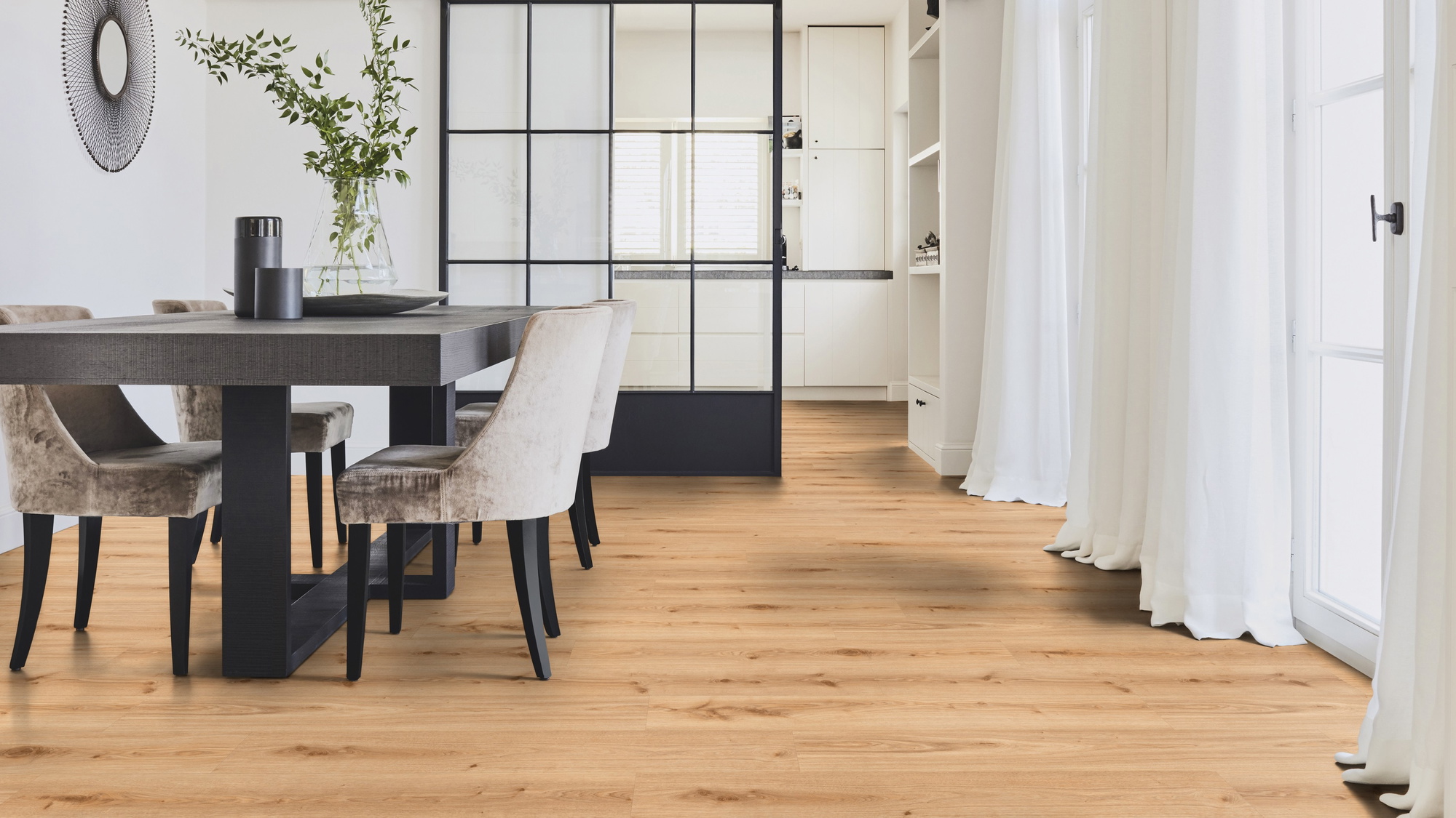 Milieubild Modernes Esszimmer mit Glas-Schiebetür - Tarkett Rigid Klick-Vinyl Essence Rigid 55 Primary Oak Light Brown Milieubild Modernes Esszimmer mit Glas-Schiebetür - Tarkett 260030005
