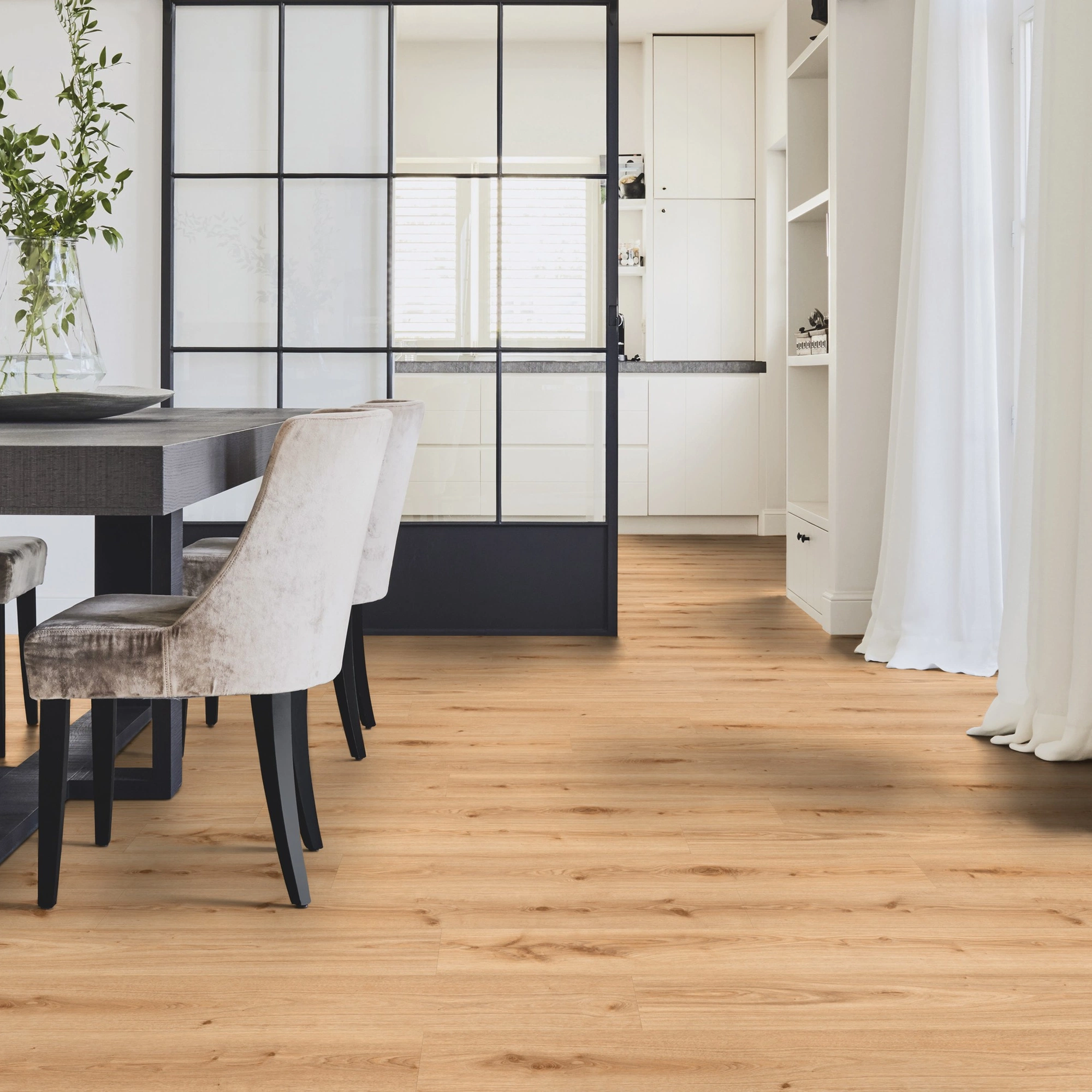 Milieubild Modernes Esszimmer mit Glas-Schiebetür - Tarkett Rigid Klick-Vinyl Essence Rigid 55 Primary Oak Light Brown Milieubild Modernes Esszimmer mit Glas-Schiebetür - Tarkett 260030005