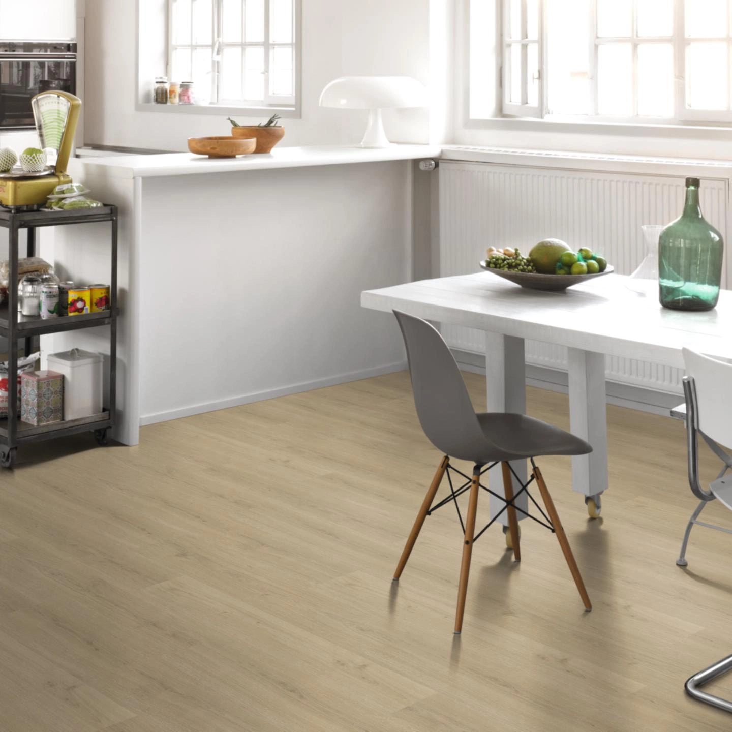 Milieubild Küche mit Essbereich - Parador Klebe-Vinyl Basic 2.0 Eiche Regent beige Milieubild Küche mit Essbereich - Parador 1748822