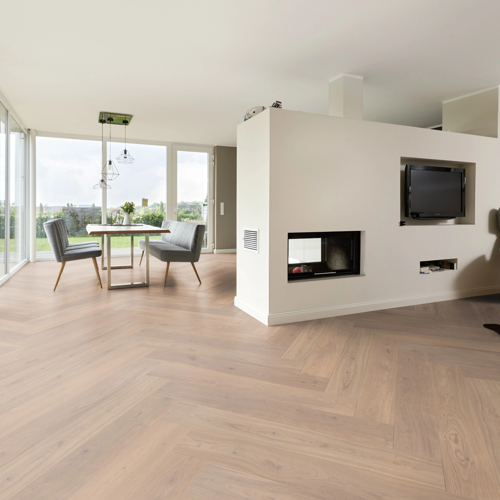 Milieubild Wohnzimmer mit Essbereich und Kamin - ter Hürne Parkett Herringbone Collection Eiche Helgoland Milieubild Wohnzimmer mit Essbereich und Kamin - ter Hürne 1101312519