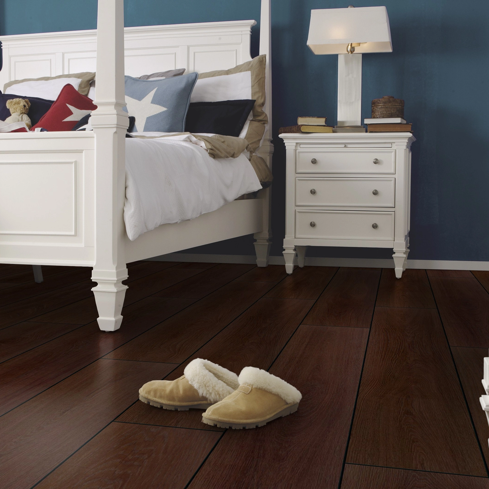 Milieubild Schlafzimmer im Landhaus-Stil - wineo Klick-Bioboden PURLINE wineo 1000 wood XL Calm Oak Mocca Milieubild Schlafzimmer im Landhaus-Stil - wineo PLC307R