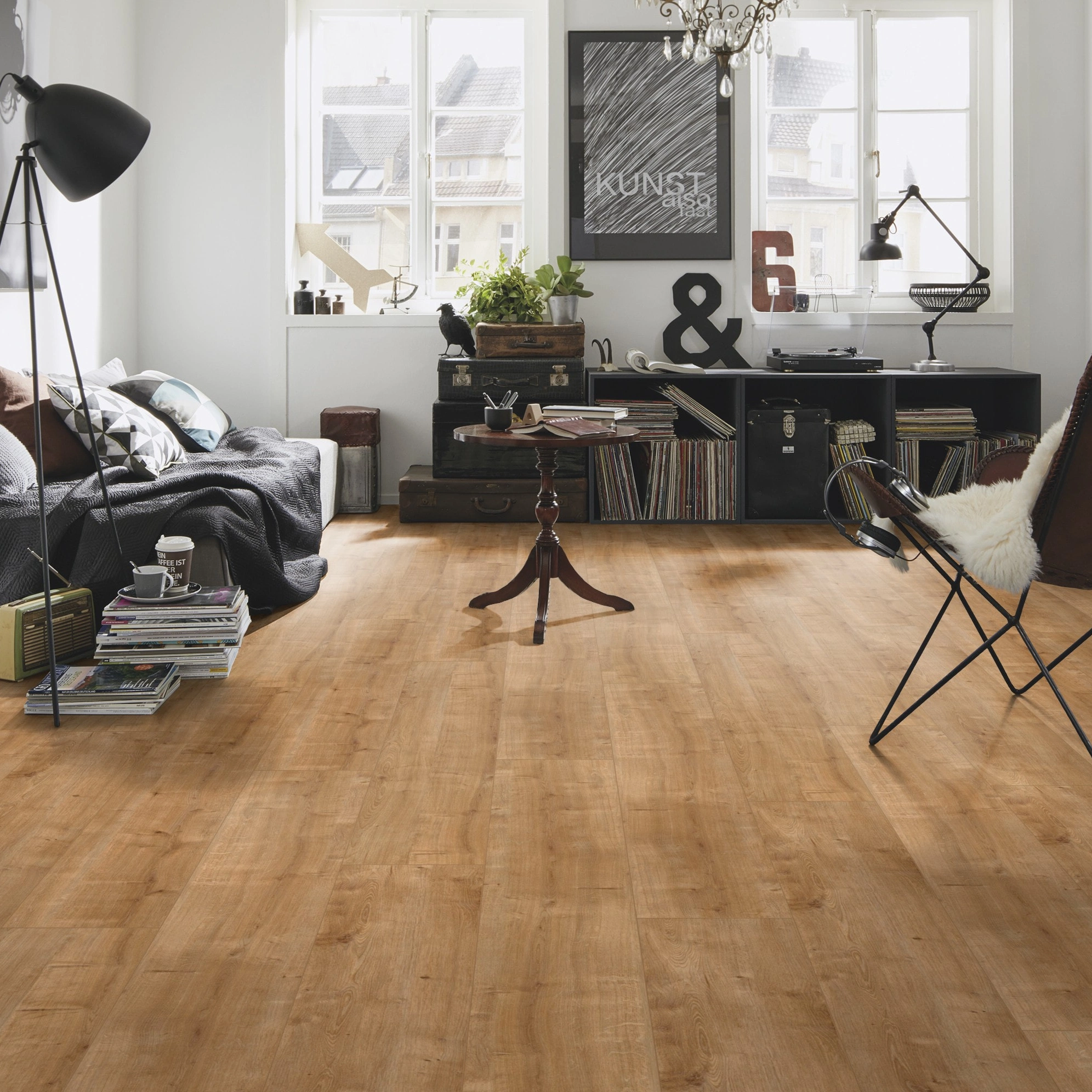 Milieubild Kompaktes Wohnzimmer mit Bücherregal - wineo Klick-Bioboden PURLINE wineo 1200 wood XL Hello Martha Milieubild Kompaktes Wohnzimmer mit Bücherregal - wineo PLC076R