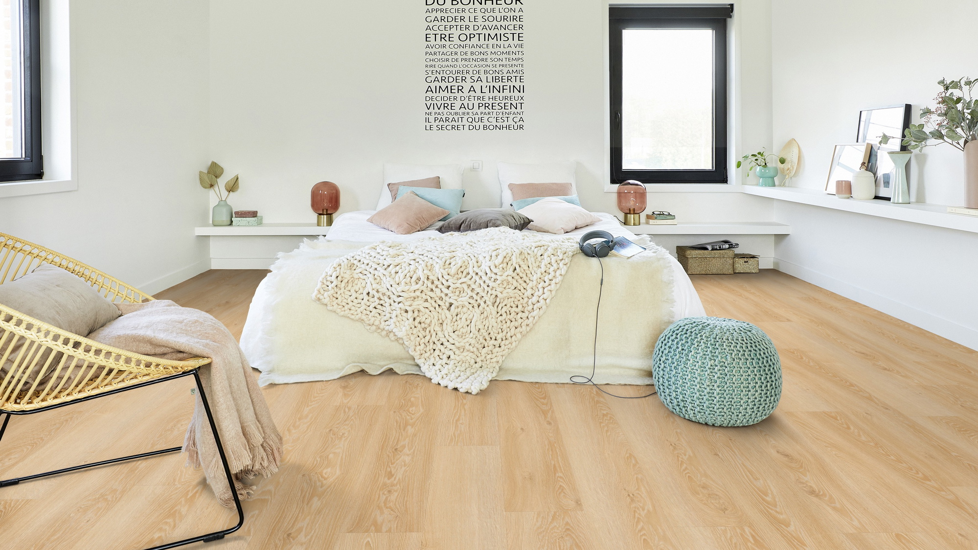 Milieubild Modernes Schlafzimmer - Bett mit Stuhl - Tarkett Rigid Klick-Vinyl Essence Rigid 30 Cool Oak Classical Milieubild Modernes Schlafzimmer - Bett mit Stuhl - Tarkett 260032001