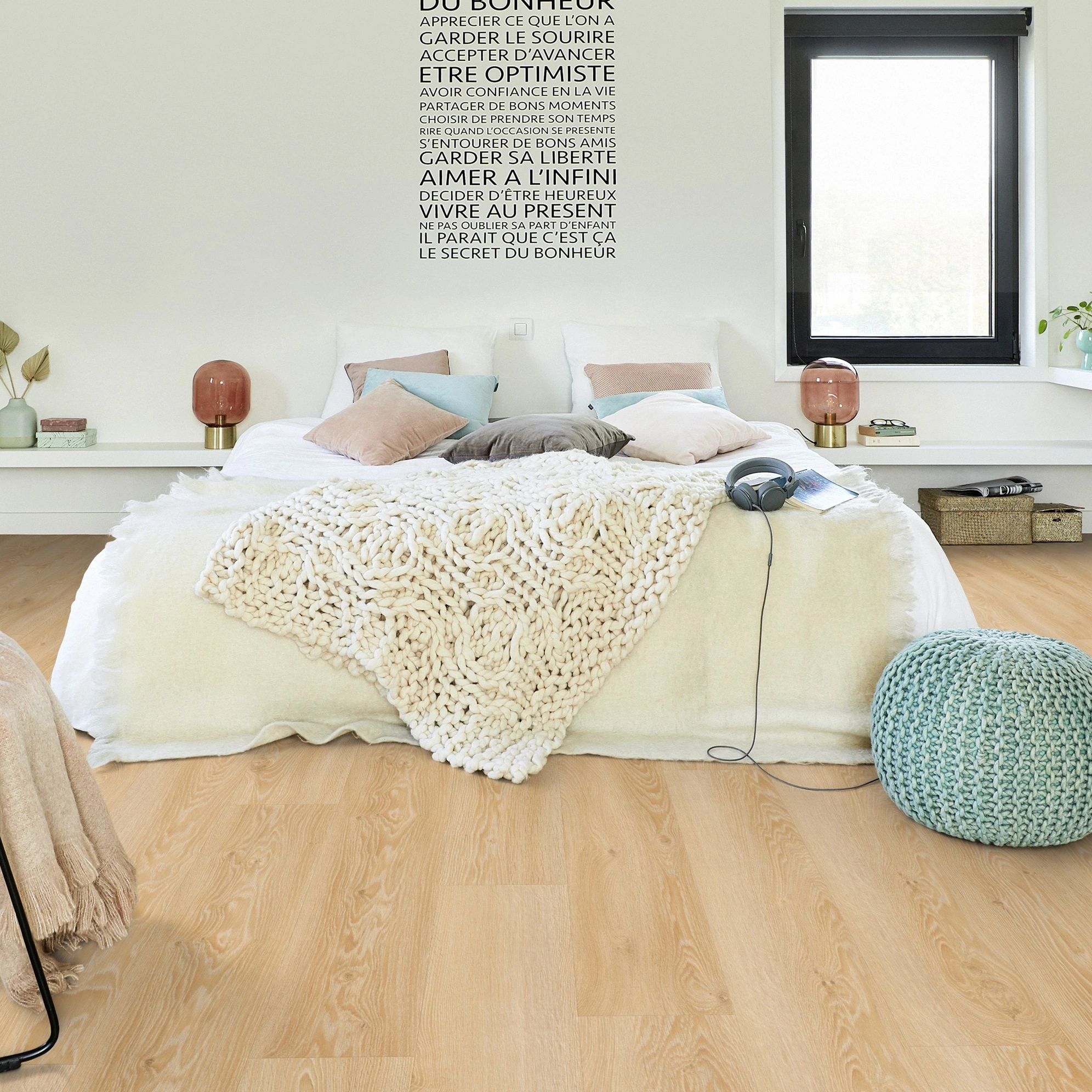 Milieubild Modernes Schlafzimmer - Bett mit Stuhl - Tarkett Rigid Klick-Vinyl Essence Rigid 30 Cool Oak Classical Milieubild Modernes Schlafzimmer - Bett mit Stuhl - Tarkett 260032001