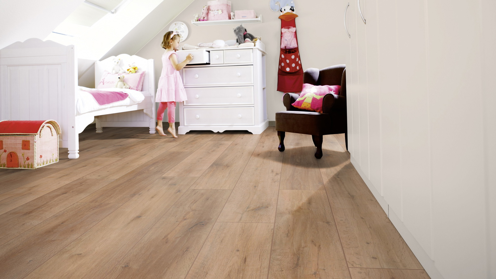 Milieubild Kinderzimmer mit weißer Kommode - wineo PL314R