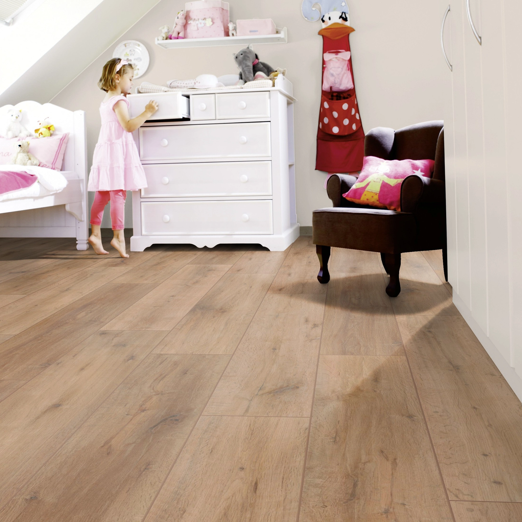 Milieubild Kinderzimmer mit weißer Kommode - wineo Klebe-Bioboden PURLINE wineo 1000 wood XL Rustic Oak Ginger Milieubild Kinderzimmer mit weißer Kommode - wineo PL314R