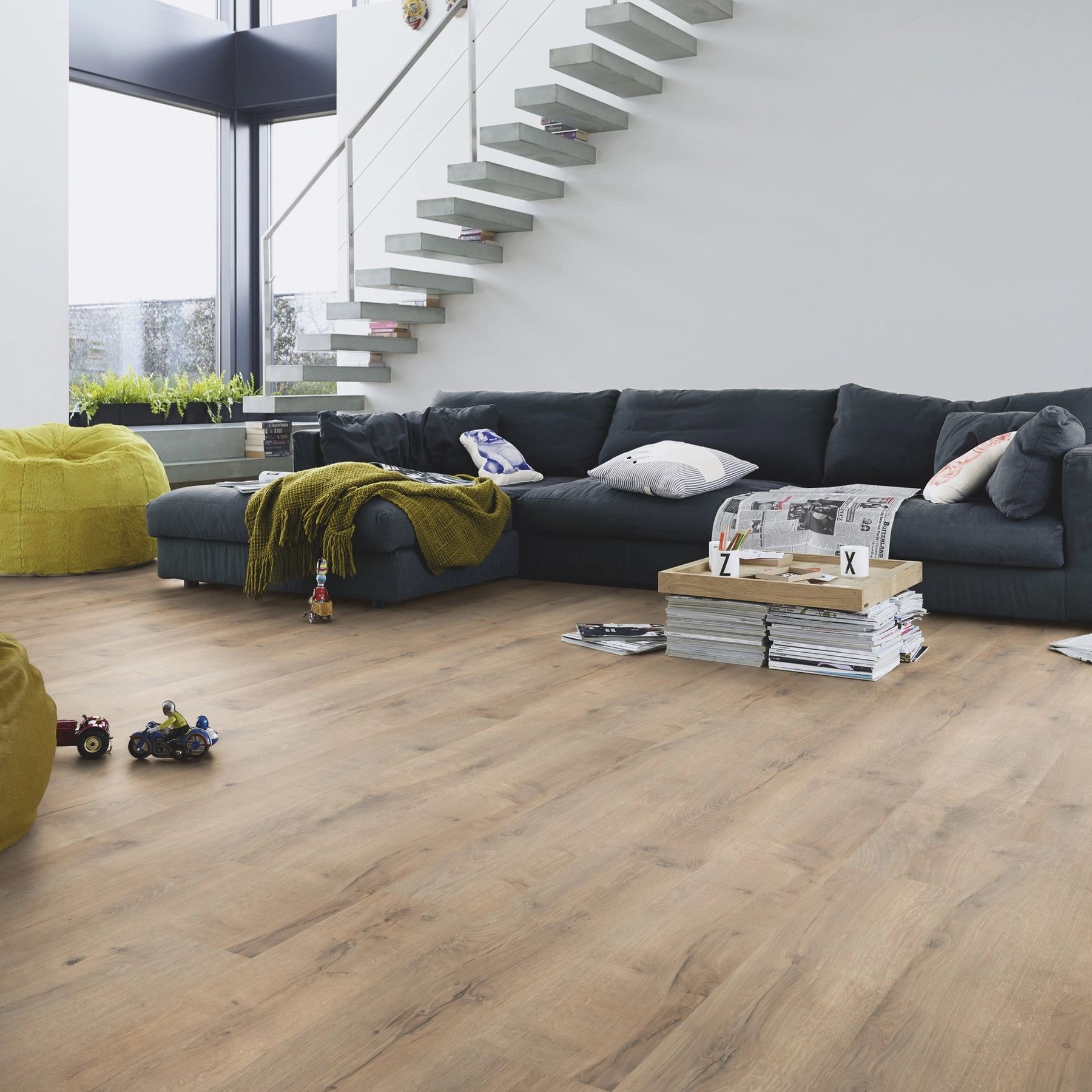Milieubild Modernes Wohnzimmer mit Kamin - MEISTER Laminat LC 55 Risseiche Terra Milieubild Modernes Wohnzimmer mit Kamin - MEISTER 600012-1288198-06439