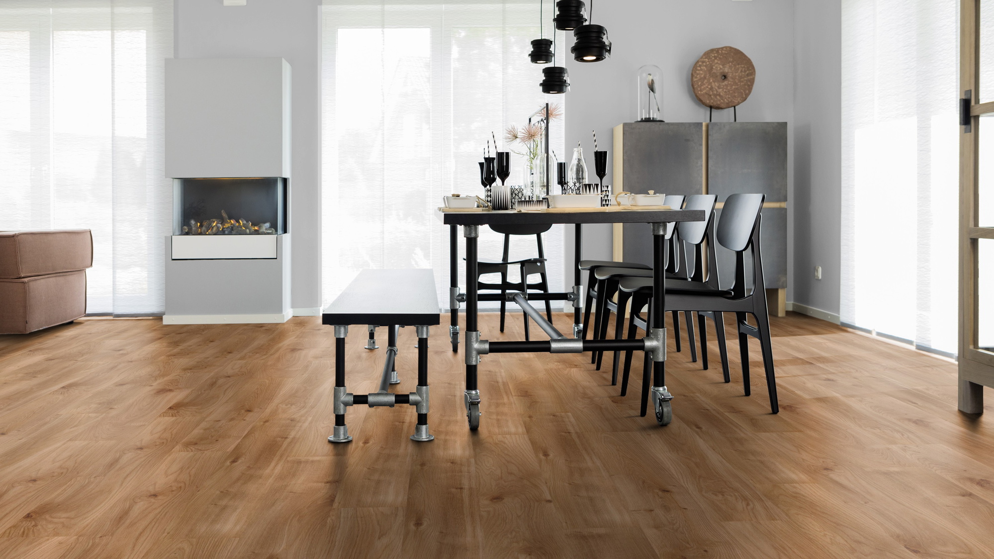 Milieubild Esszimmer mit Kamin - wineo Klick-Bioboden PURLINE wineo 1000 wood L Intensive Oak Caramel Milieubild Esszimmer mit Kamin - wineo PLC300R