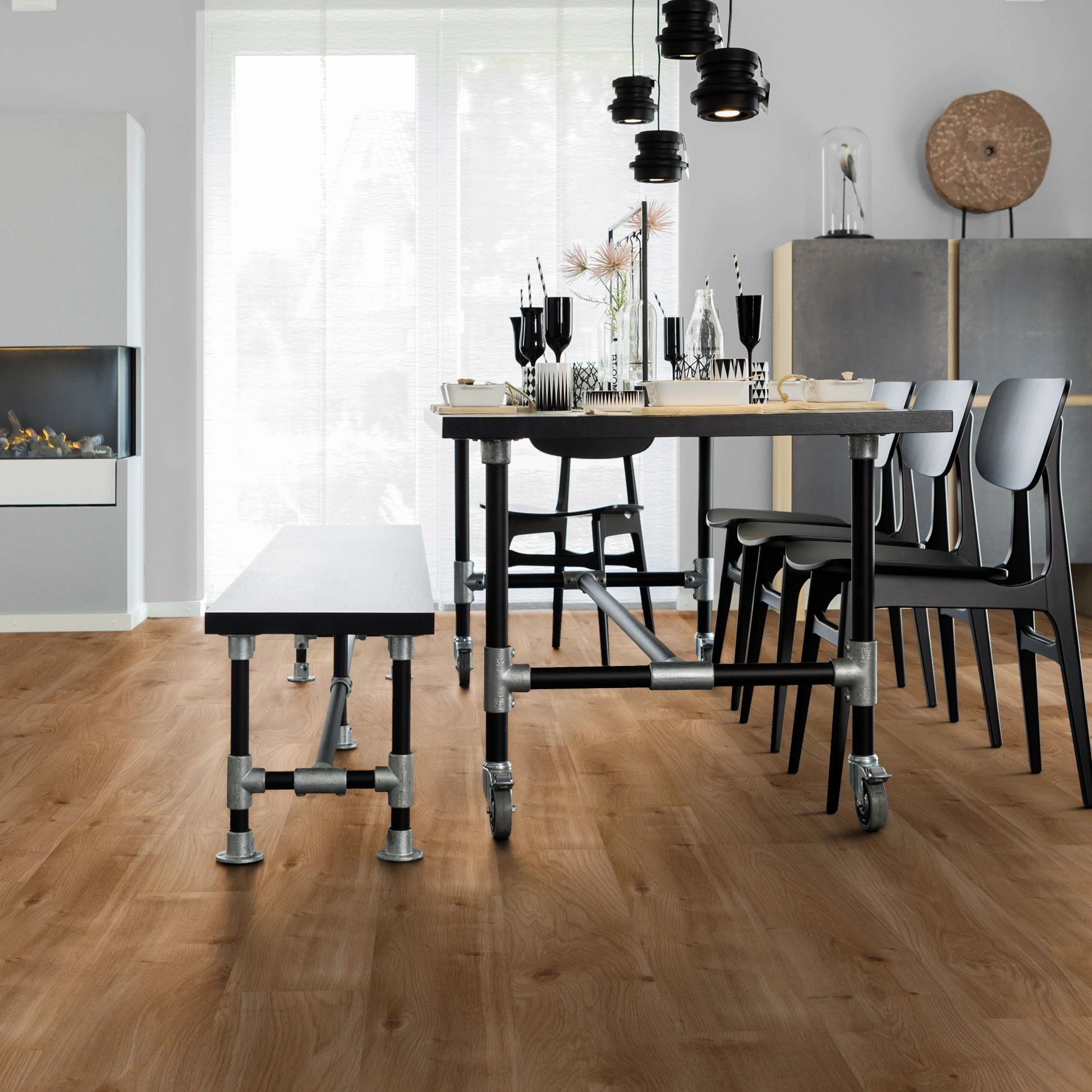 Milieubild Esszimmer mit Kamin - wineo Klick-Bioboden PURLINE wineo 1000 wood L Intensive Oak Caramel Milieubild Esszimmer mit Kamin - wineo PLC300R