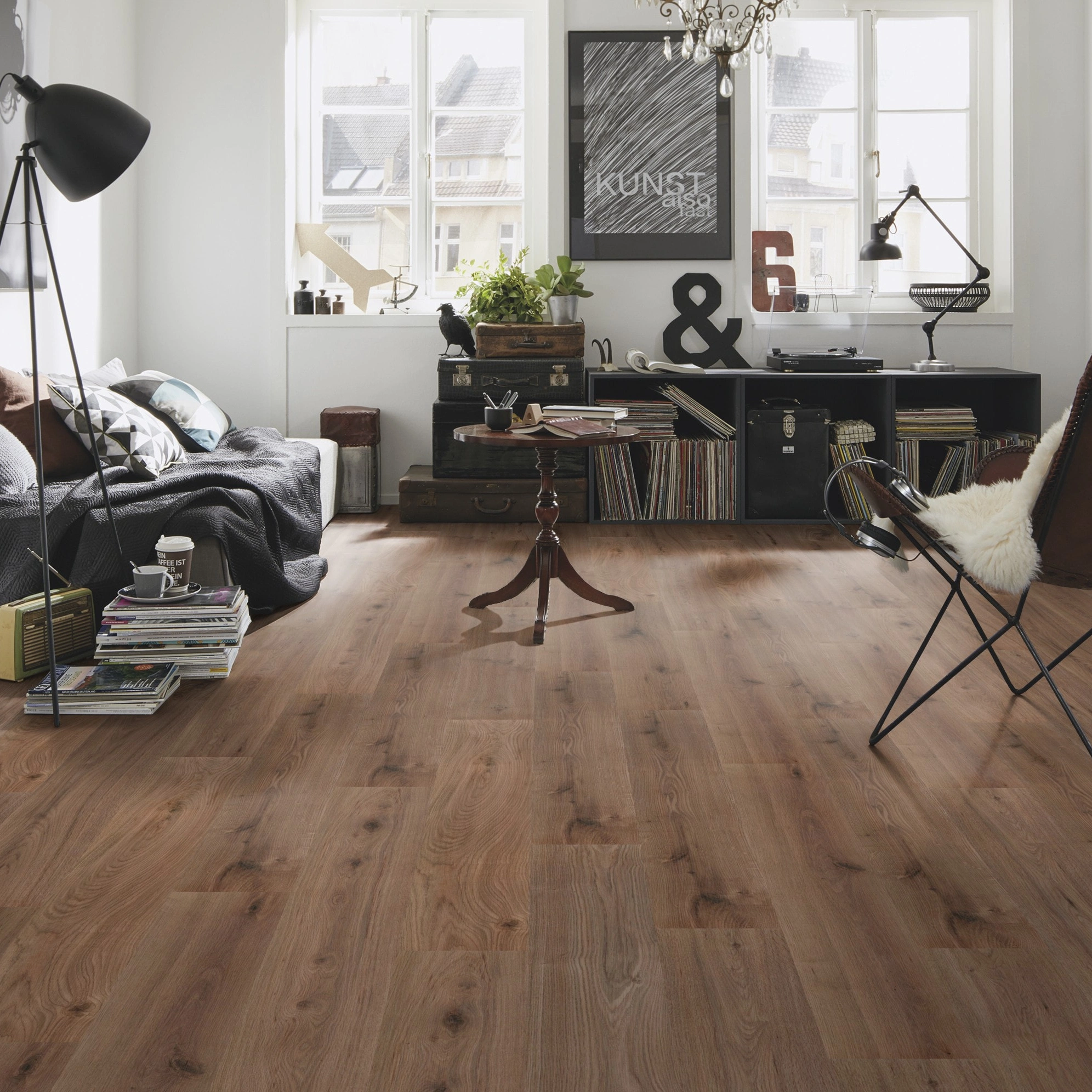 Milieubild Kompaktes Wohnzimmer mit Bücherregal - wineo Klick-Bioboden PURLINE wineo 1000 wood L Strong Oak Cappuccino Milieubild Kompaktes Wohnzimmer mit Bücherregal - wineo PLC303R