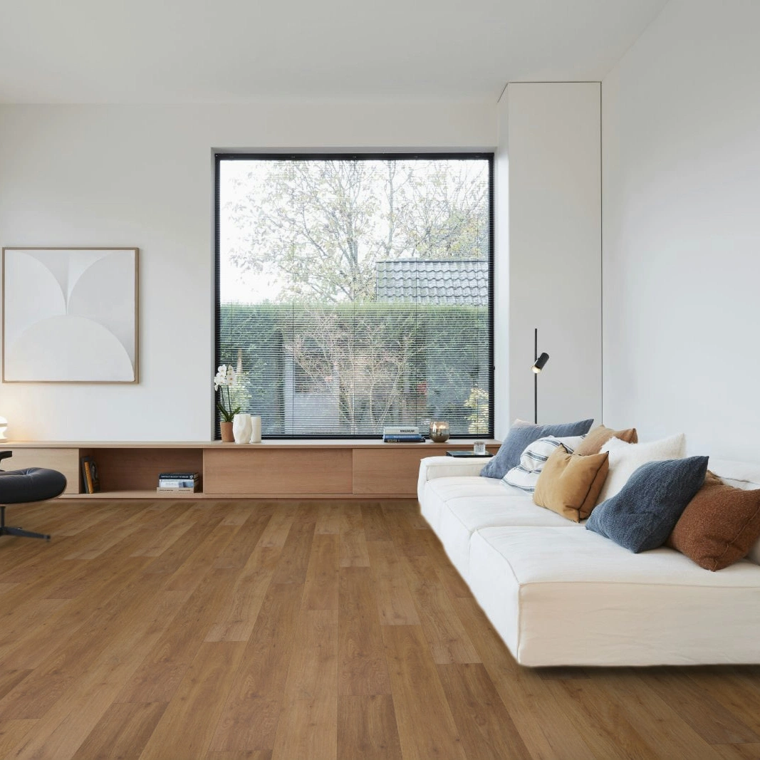 Milieubild Großräumiges Wohnzimmer mit Couch - BerryAlloc Klebe-Vinyl Zenn Gluedown 30 Caïro Milieubild Großräumiges Wohnzimmer mit Couch - BerryAlloc 60002223