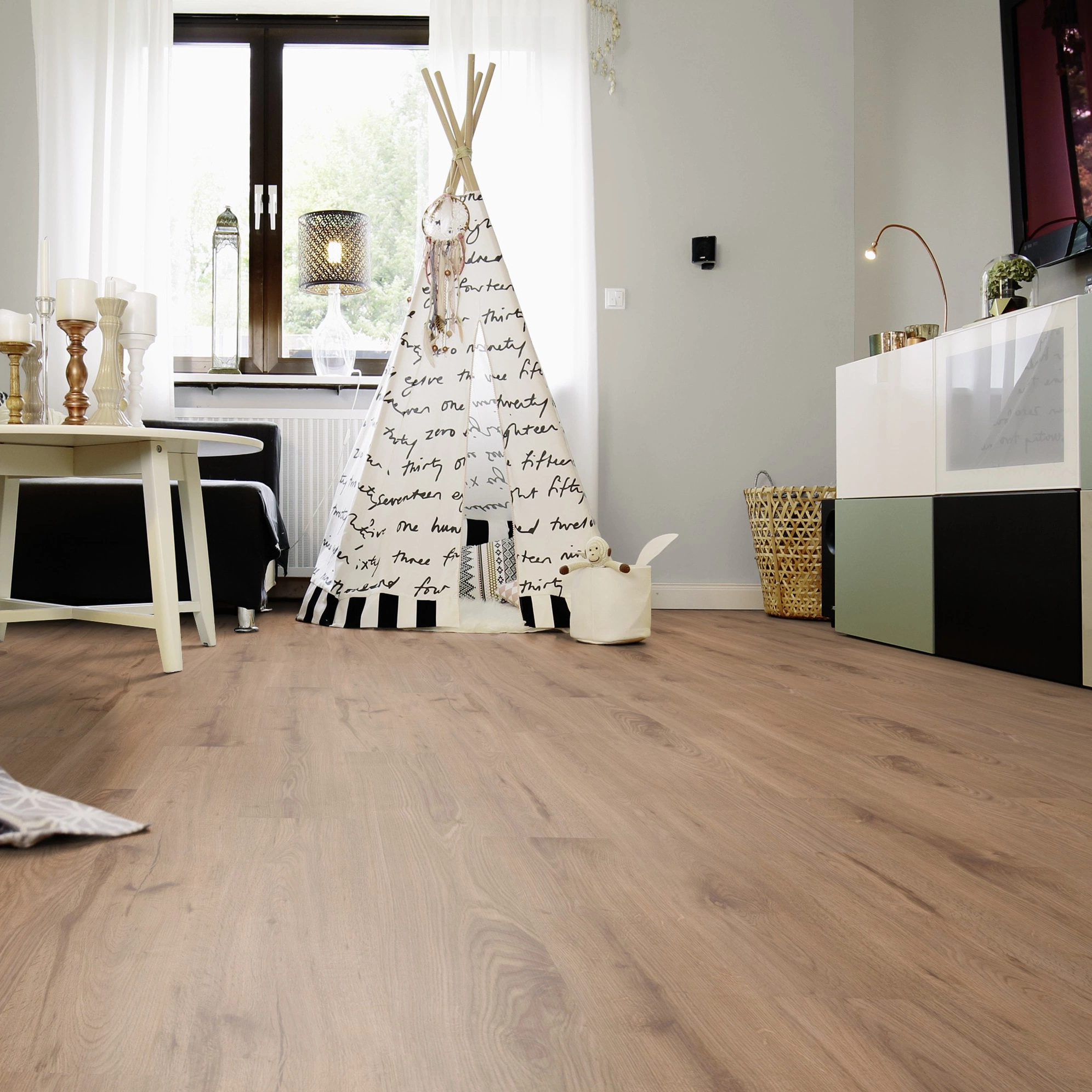 Milieubild Wohnzimmer mit Sideboard und Fernseher - wineo Klick-Bioboden PURLINE wineo 1000 wood L Strong Oak Cinnamon Milieubild Wohnzimmer mit Sideboard und Fernseher - wineo PLC301R