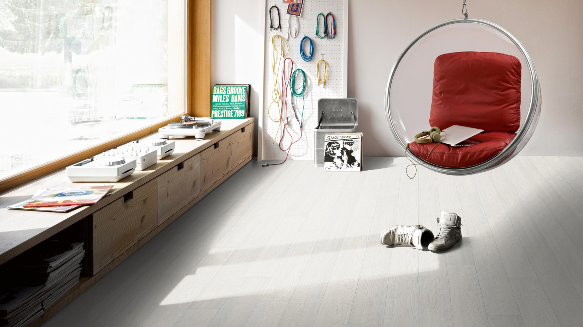 Milieubild Musikzimmer mit Plattenspieler - Parador HDF Klick-Designboden Modular ONE Lärche Apollo weiß Milieubild Musikzimmer mit Plattenspieler - Parador 1748713