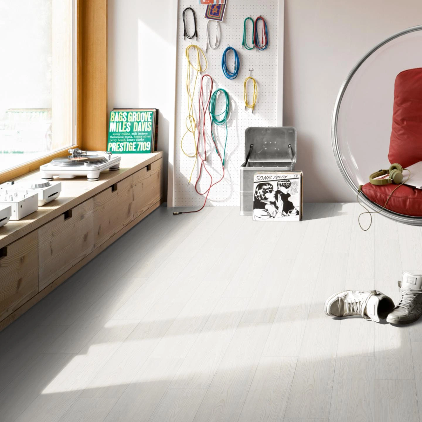 Milieubild Musikzimmer mit Plattenspieler - Parador HDF Klick-Designboden Modular ONE Lärche Apollo weiß Milieubild Musikzimmer mit Plattenspieler - Parador 1748713