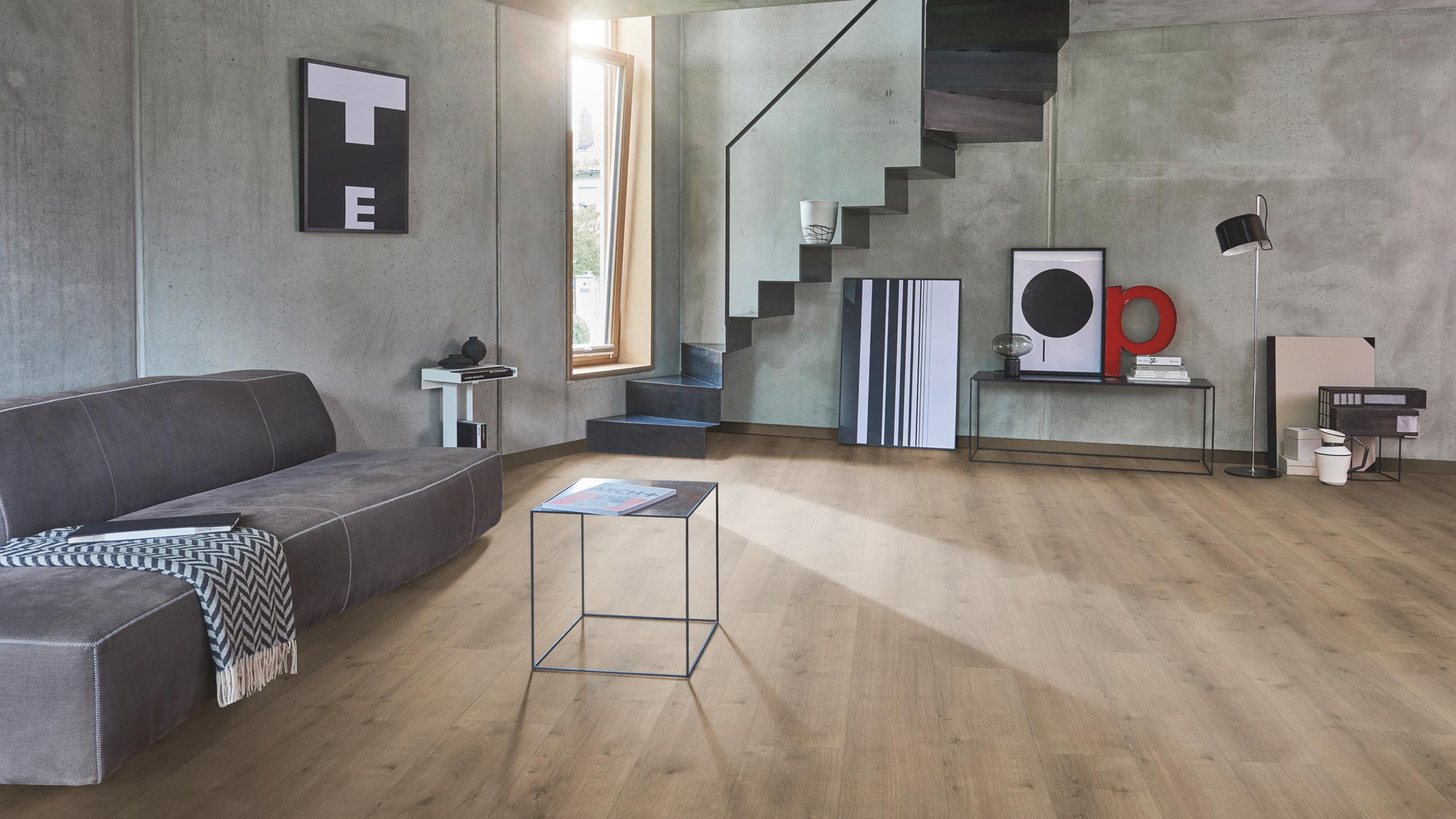 Milieubild Wohnzimmer im modernen Loft-Stil - Parador HDF Klick-Designboden Modular ONE Eiche Pure perlgrau Milieubild Wohnzimmer im modernen Loft-Stil - Parador 1730768