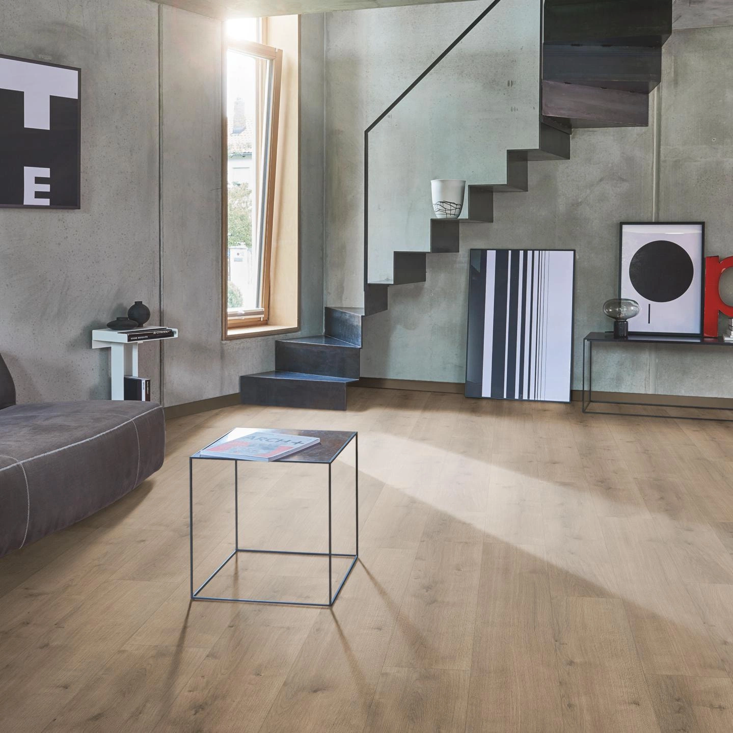 Milieubild Wohnzimmer im modernen Loft-Stil - Parador HDF Klick-Designboden Modular ONE Eiche Pure perlgrau Milieubild Wohnzimmer im modernen Loft-Stil - Parador 1730768