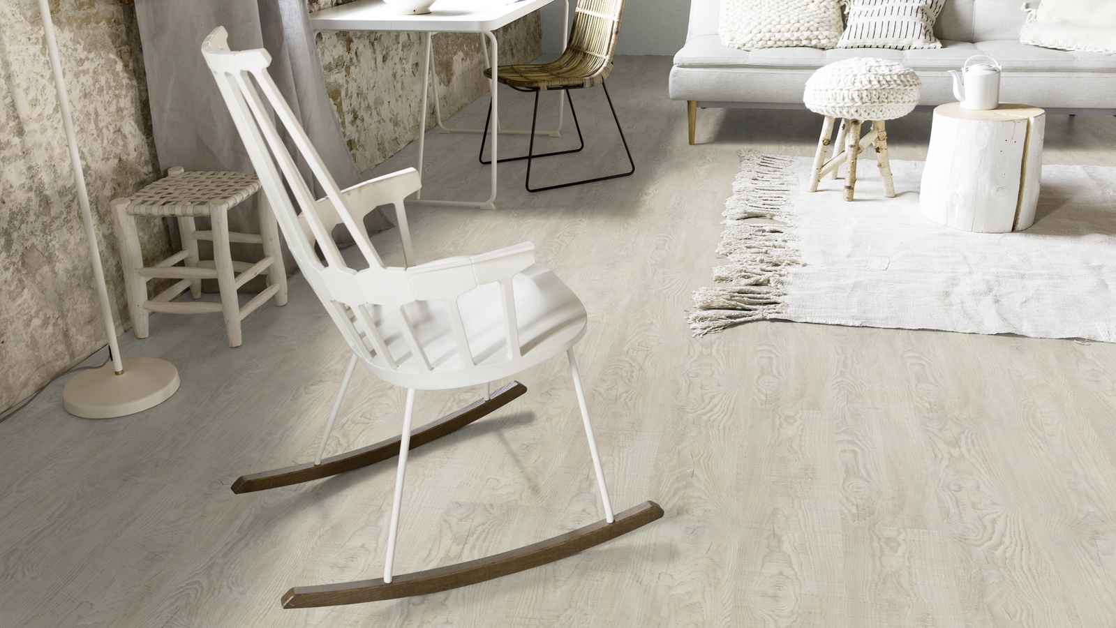 Milieubild Wohnzimmer mit Schaukelstuhl im skandinavischen Stil - Forbo Flooring 217633