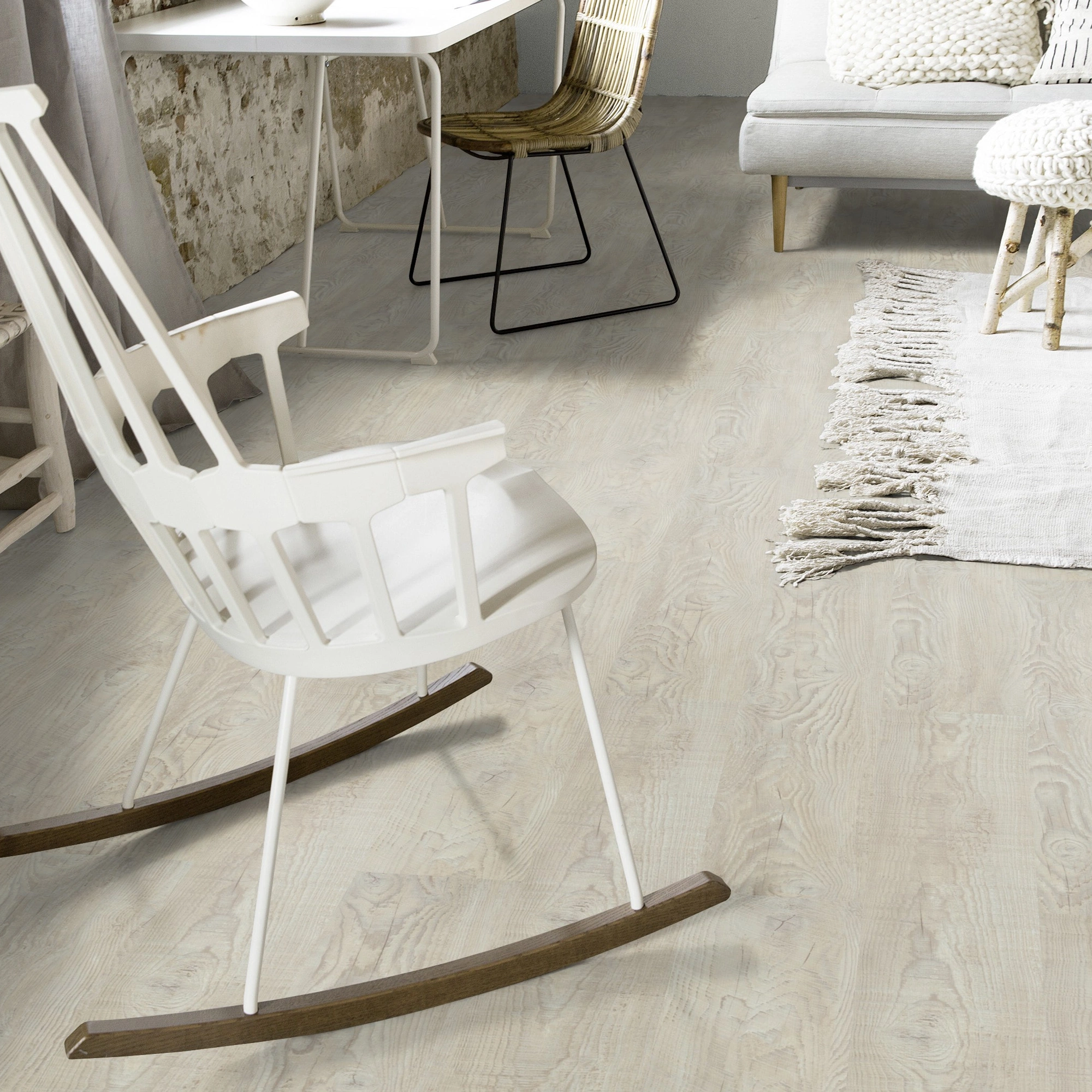 Milieubild Wohnzimmer mit Schaukelstuhl im skandinavischen Stil - Forbo Flooring Klebe-Vinyl Enduro Dryback Wood White Pine Milieubild Wohnzimmer mit Schaukelstuhl im skandinavischen Stil - Forbo Flooring 217633