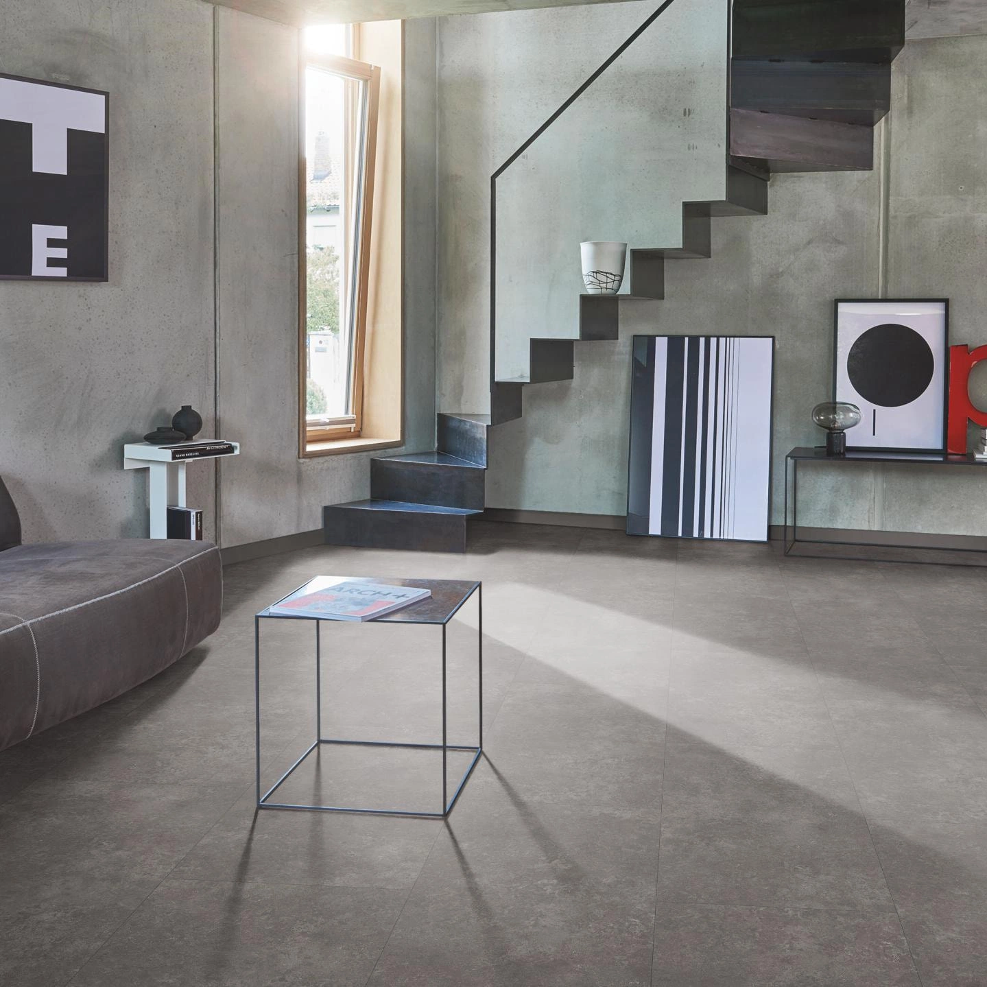 Milieubild Wohnzimmer im modernen Loft-Stil - Parador Klick-Designboden Modular ONE Hydron Stein Atlas schattengrau Milieubild Wohnzimmer im modernen Loft-Stil - Parador 1748744