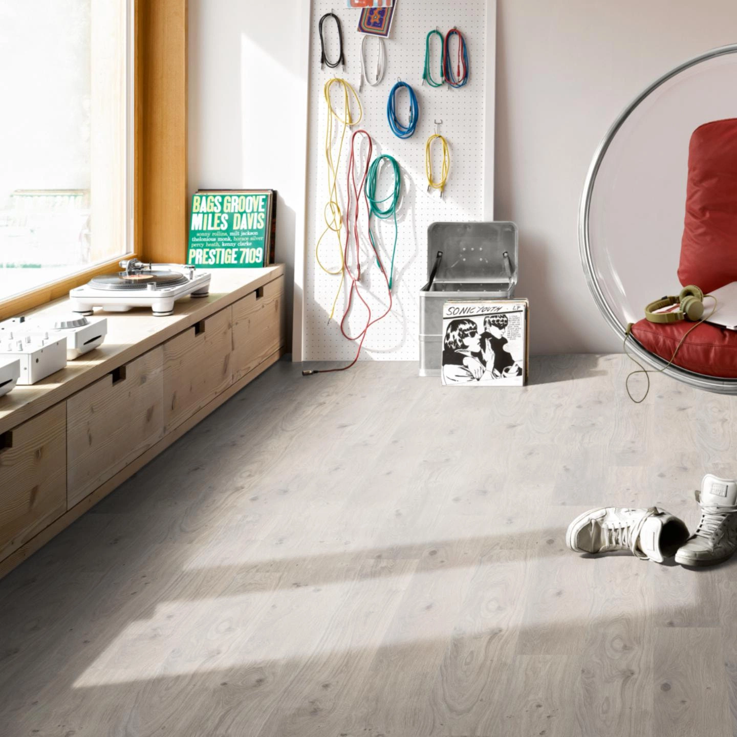 Milieubild Musikzimmer mit Plattenspieler - Parador Laminat Basic 400 Eiche Natur Grau Milieubild Musikzimmer mit Plattenspieler - Parador 1593798
