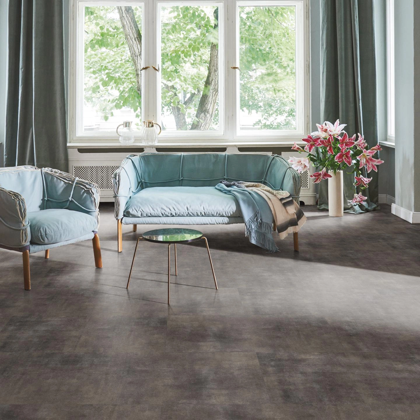 Milieubild Wohnzimmer in Stadtwohnung - Parador Klebe-Vinyl Trendtime 5 Dryback Mineral black Milieubild Wohnzimmer in Stadtwohnung - Parador 1750854