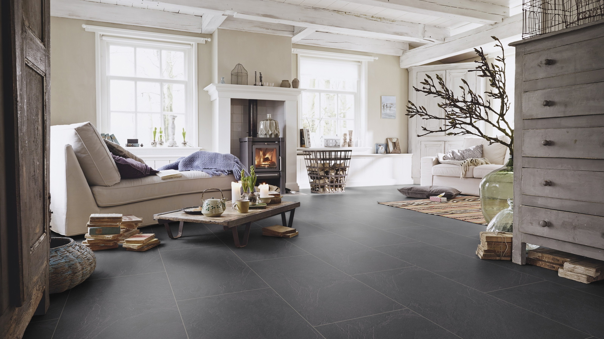Milieubild Wohnzimmer im Landhaus-Stil - MEISTER Laminat LB 150 Schiefer anthrazit Milieubild Wohnzimmer im Landhaus-Stil - MEISTER 600003-0857398-06137